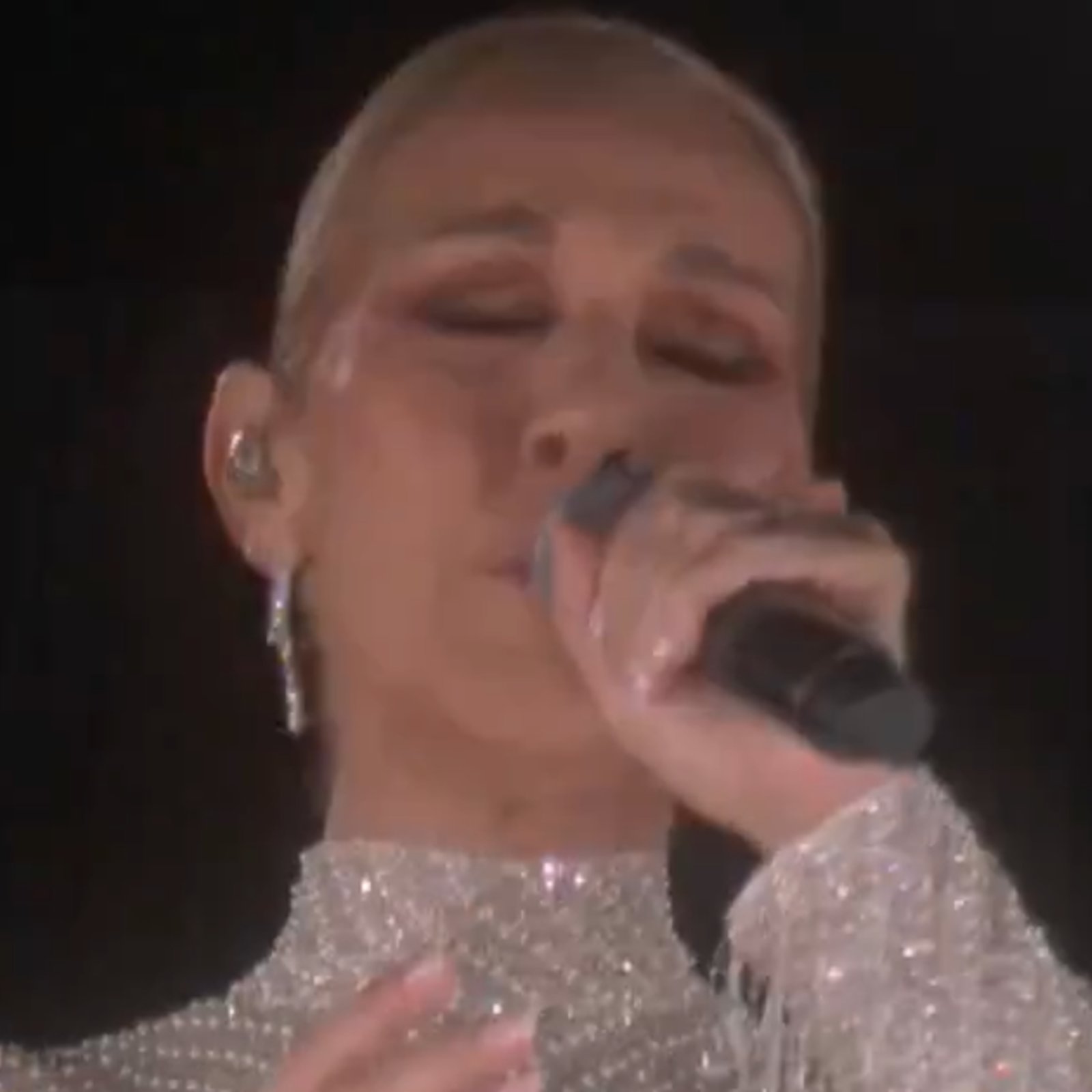 Céline Dion offre une sublime performance à la cérémonie d'ouverture des JO de Paris