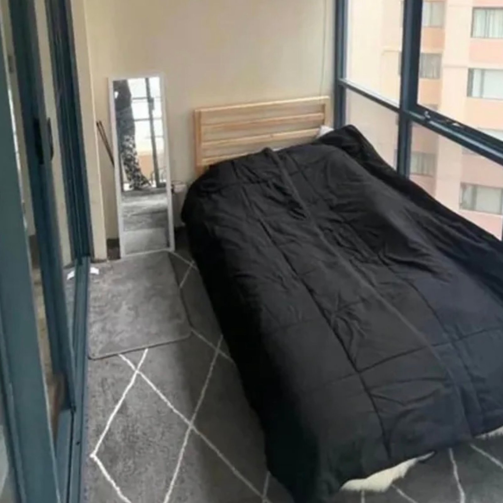 Un individu tente de louer un balcon pour «seulement» 1000 dollars par mois.