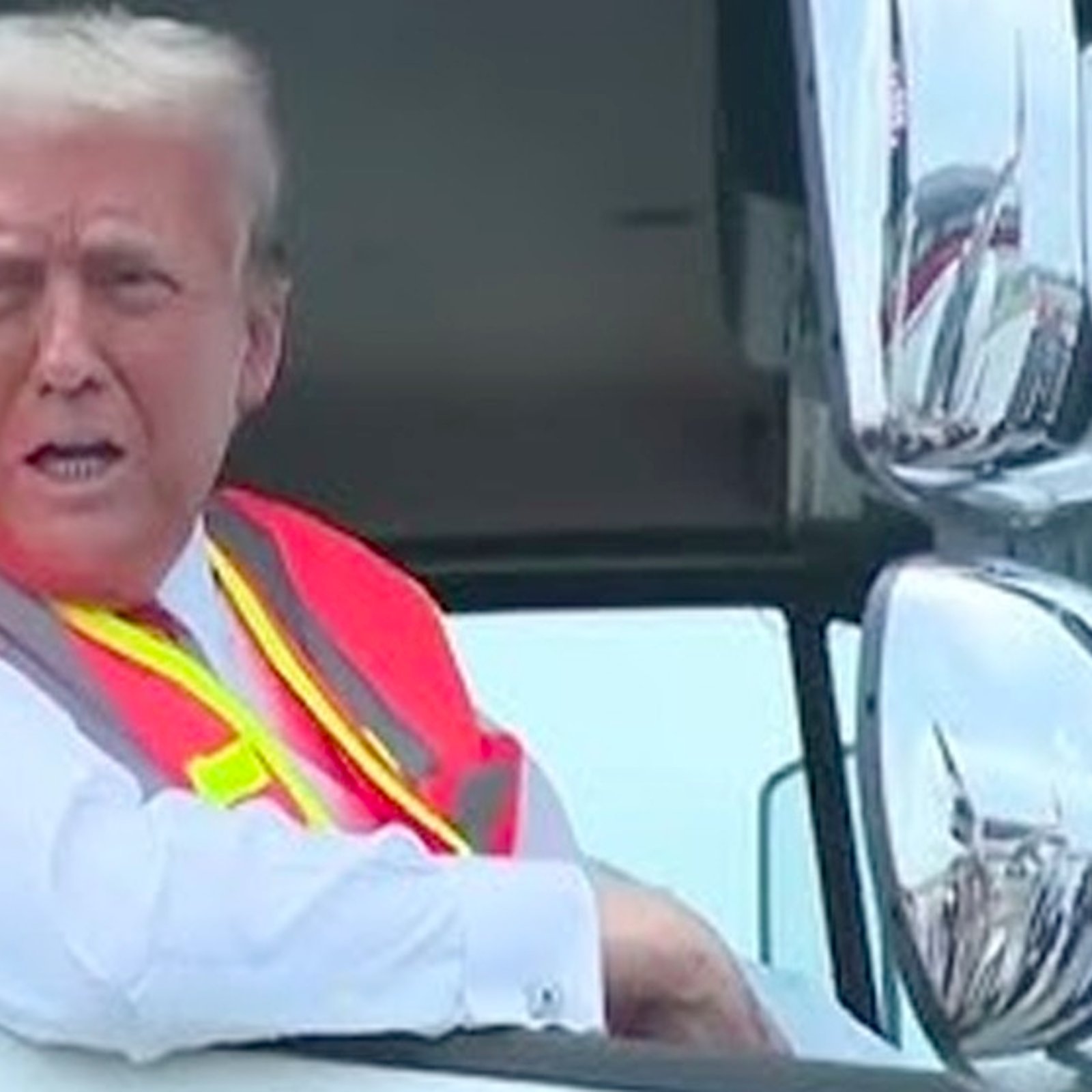 Donald Trump passe près de tomber en montant dans un camion à poubelles.