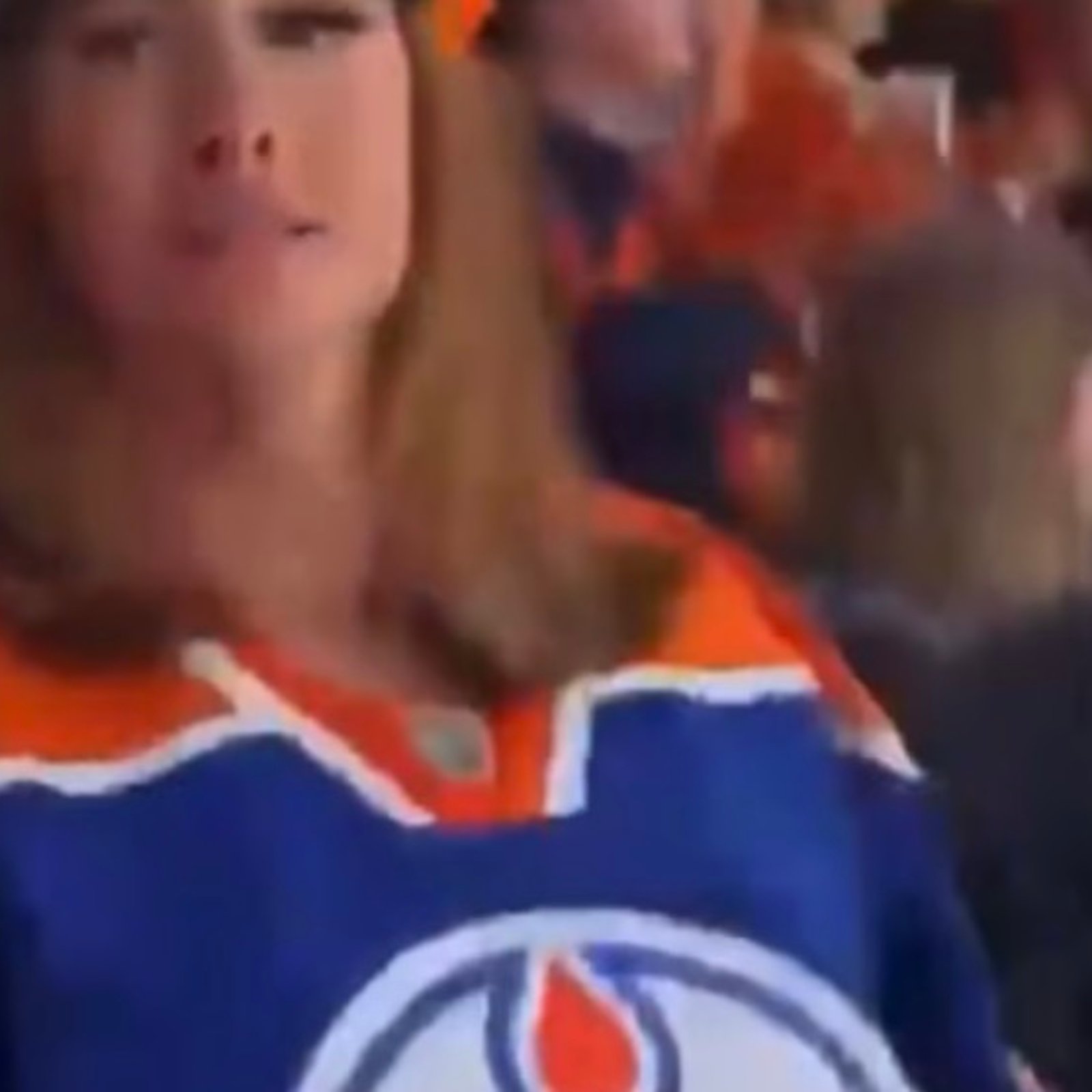 Une fan des Oilers « flash » son haut en plein match et soulève une tonne de commentaires