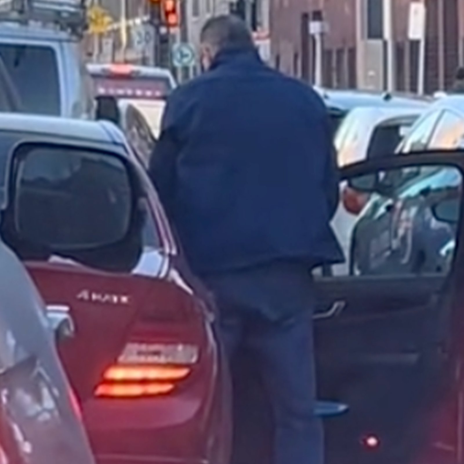 Un homme sort d'une voiture pour faire ses besoins en pleine rue à Montréal