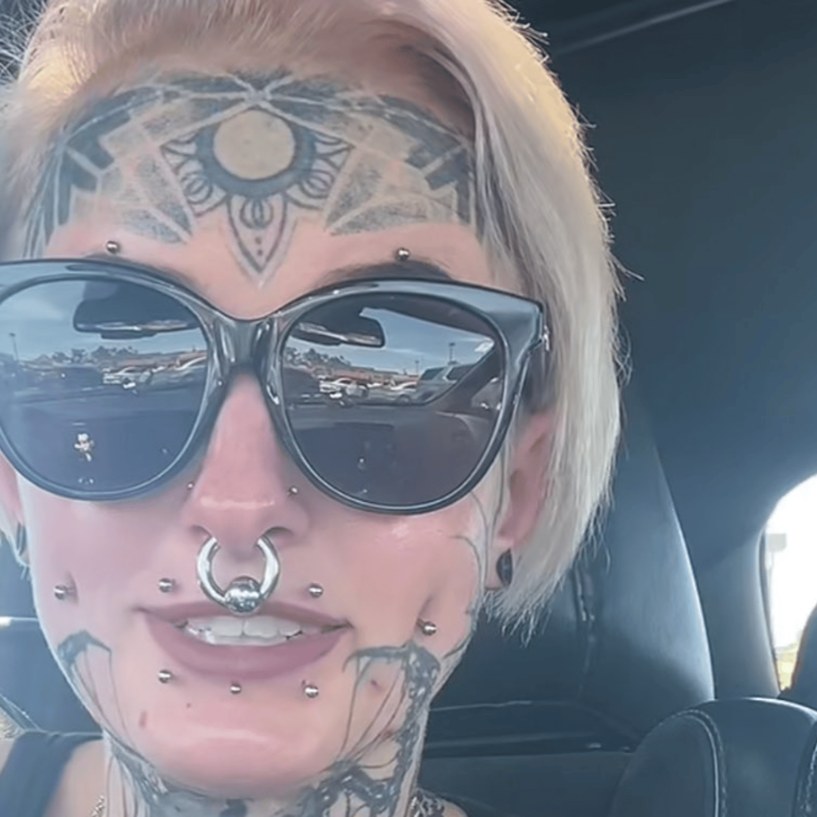 Une femme incapable de se trouver du travail à cause de ses tatouages