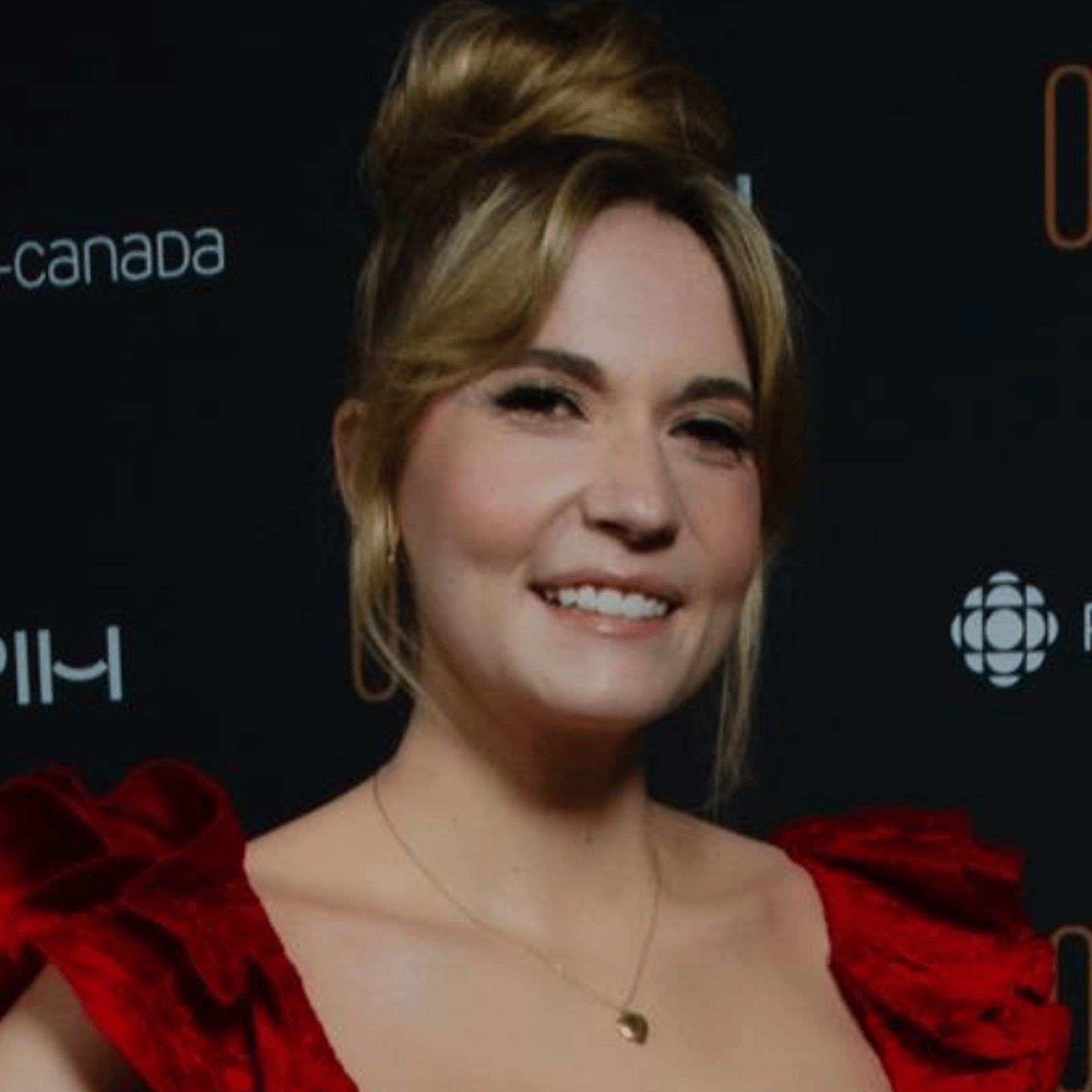 Rosalie Vaillancourt enflamme le tapis rouge du Gala Les Olivier avec sa magnifique robe rouge