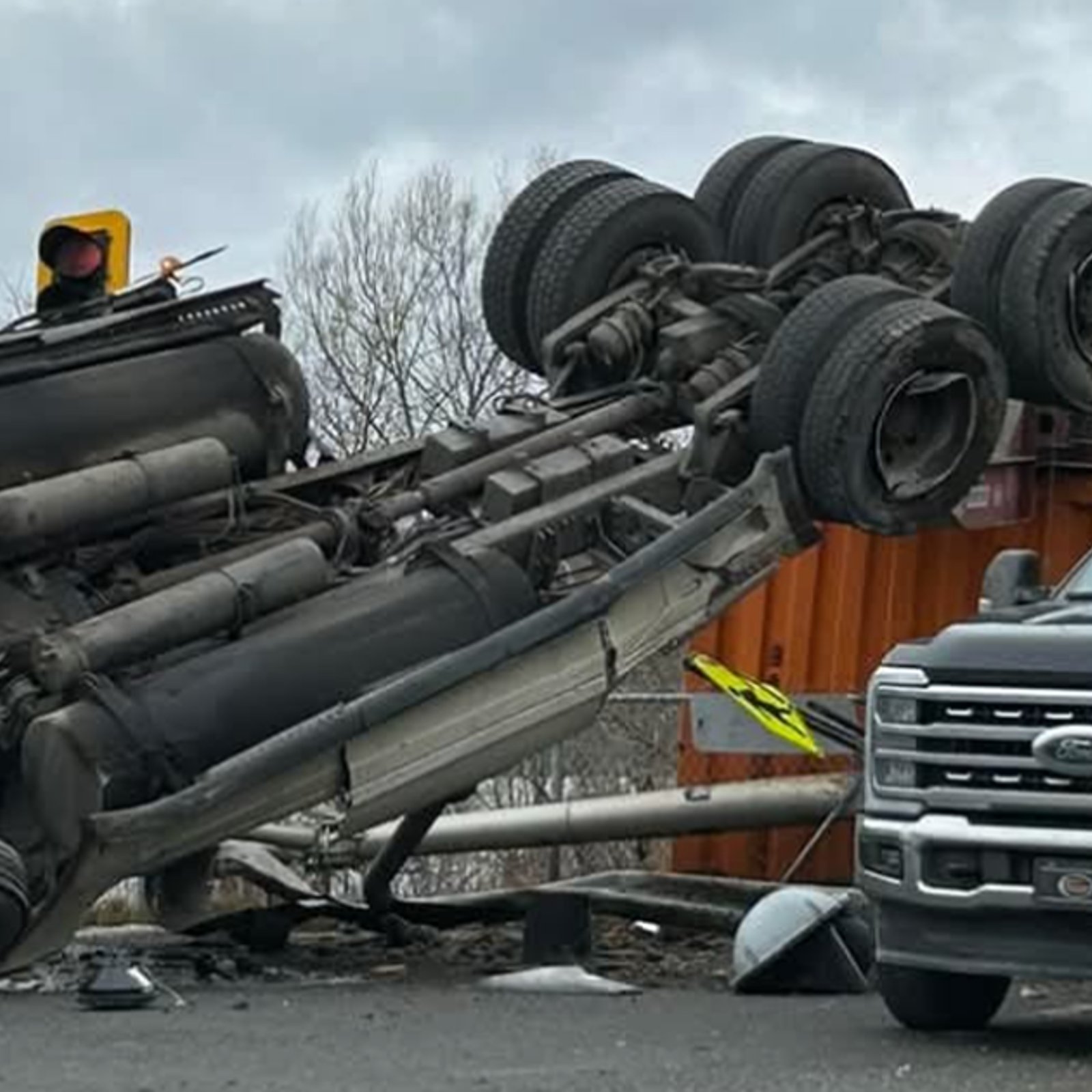 Un camion s’est renversé sur une voiture sur une route du Québec et les images sont terribles