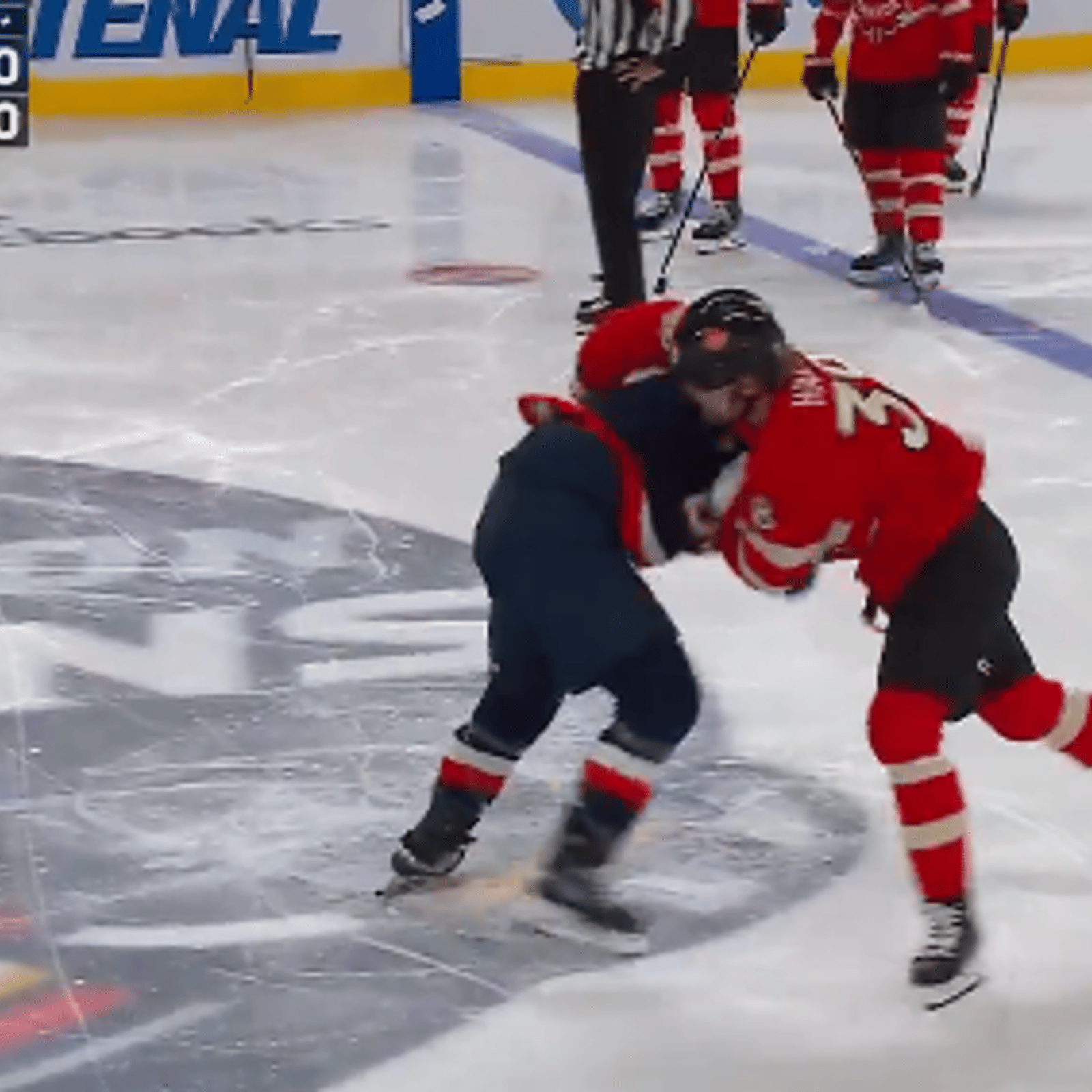 Trois combats éclatent dès les premières secondes du match Canada-USA