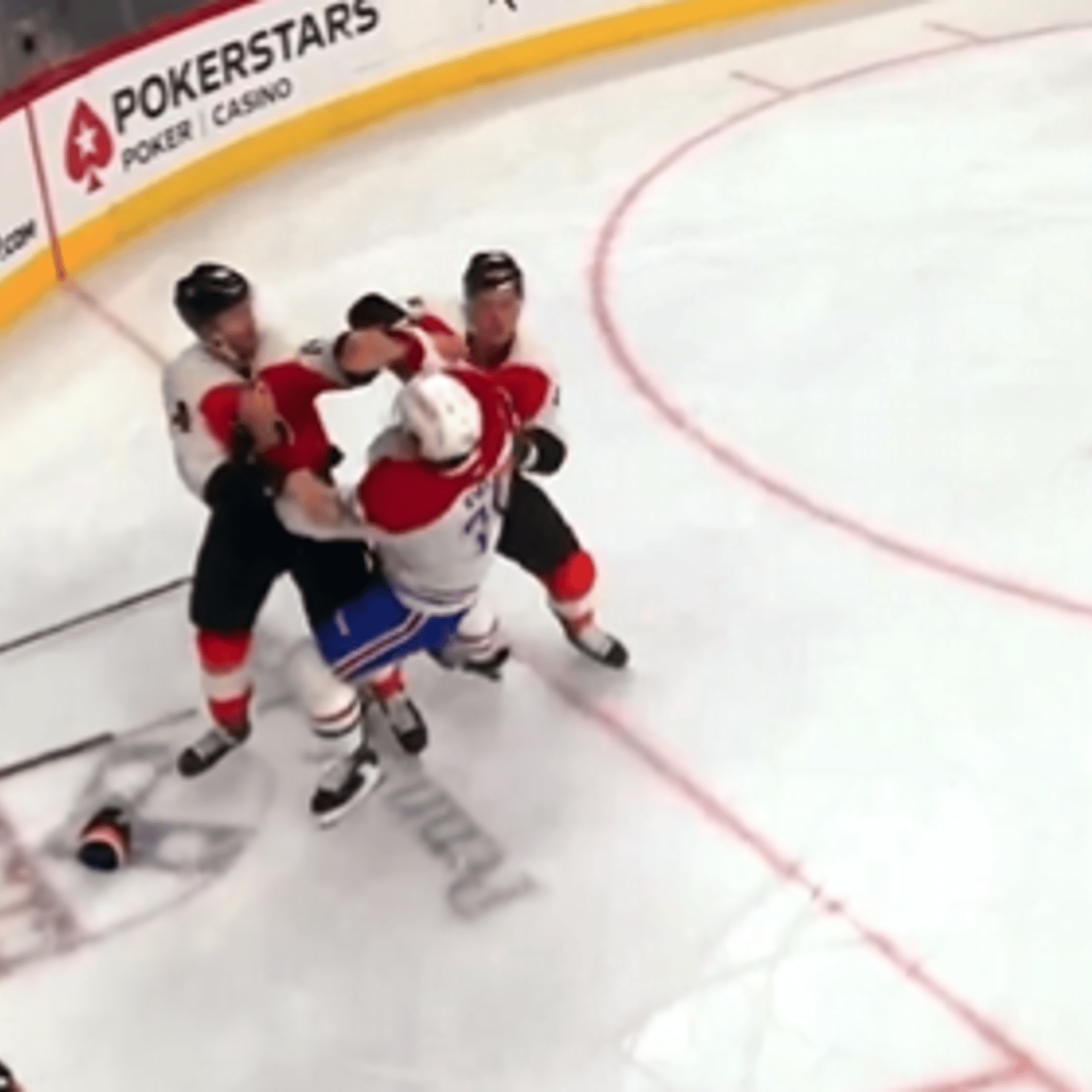 Arber Xhekaj jette les gants contre Sean Couturier mais un 3e joueur s'en mêle