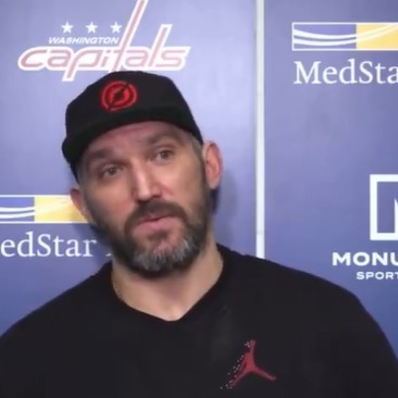 Alex Ovechkin change de position pour amorcer la saison