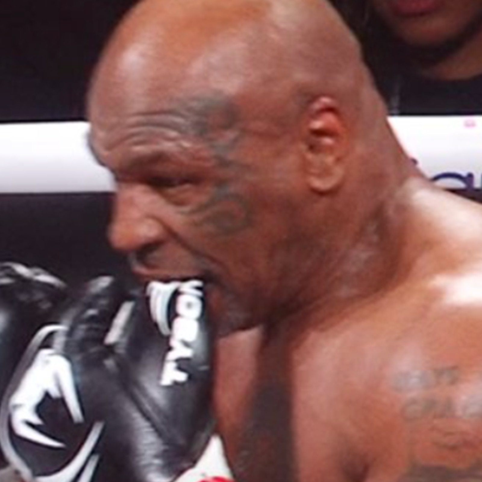 Mike Tyson révèle pourquoi il mordait sans cesse son gant pendant le combat contre Jake Paul