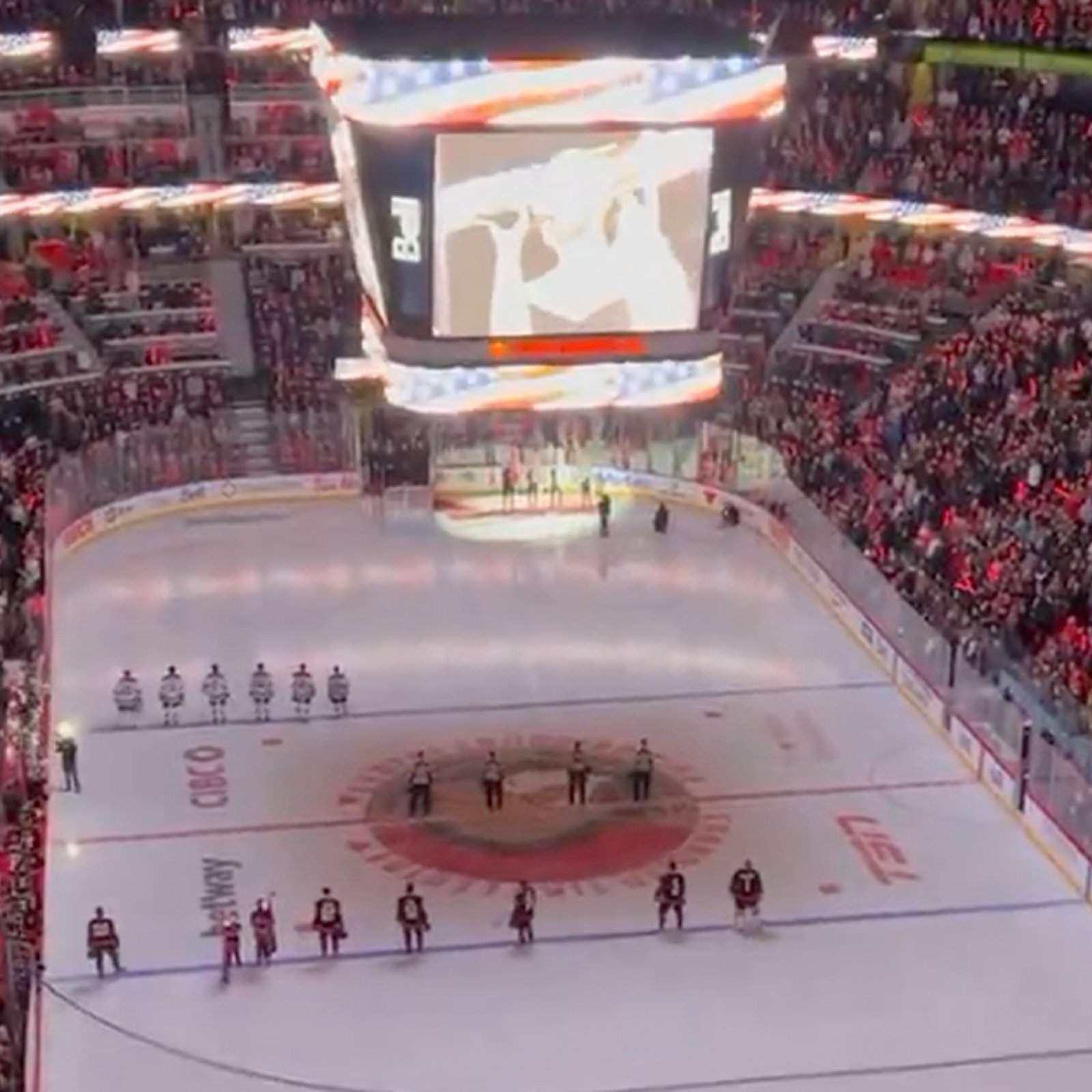 Des fans canadiens huent l'hymne national américain pendant un match de la LNH