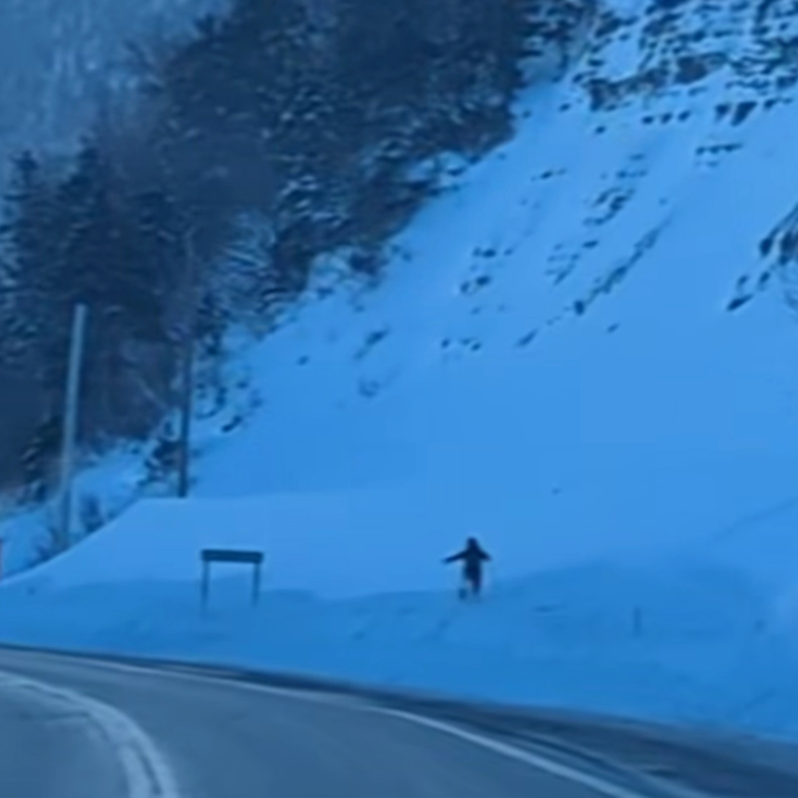 Voici des images impressionnantes de l'avalanche qui s'est abattue sur une route du Québec