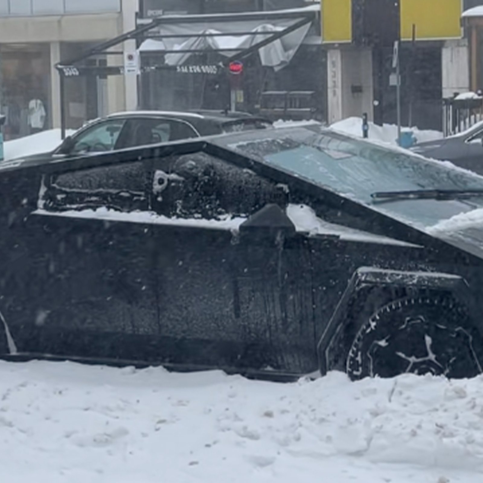 Un Cybertruck de Tesla coincé dans la neige à Montréal devient la risée du web