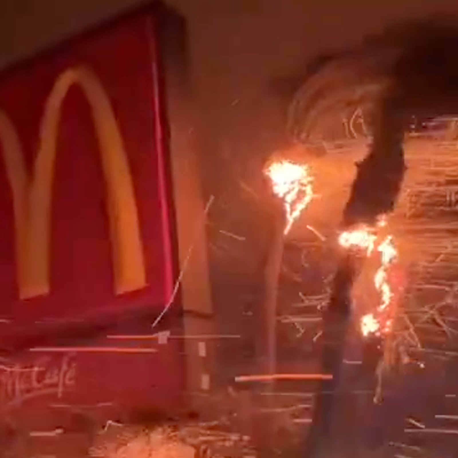 Un commentaire revient souvent concernant la vidéo d'un McDonald's qui brûle en Californie