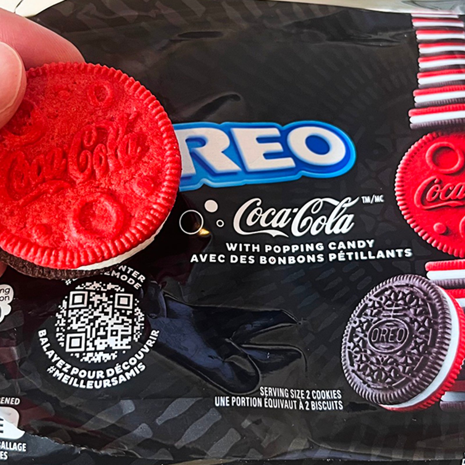 On a essayé les biscuits Oreo au Coca-Cola et un détail nous a sauté aux yeux en ouvrant le paquet