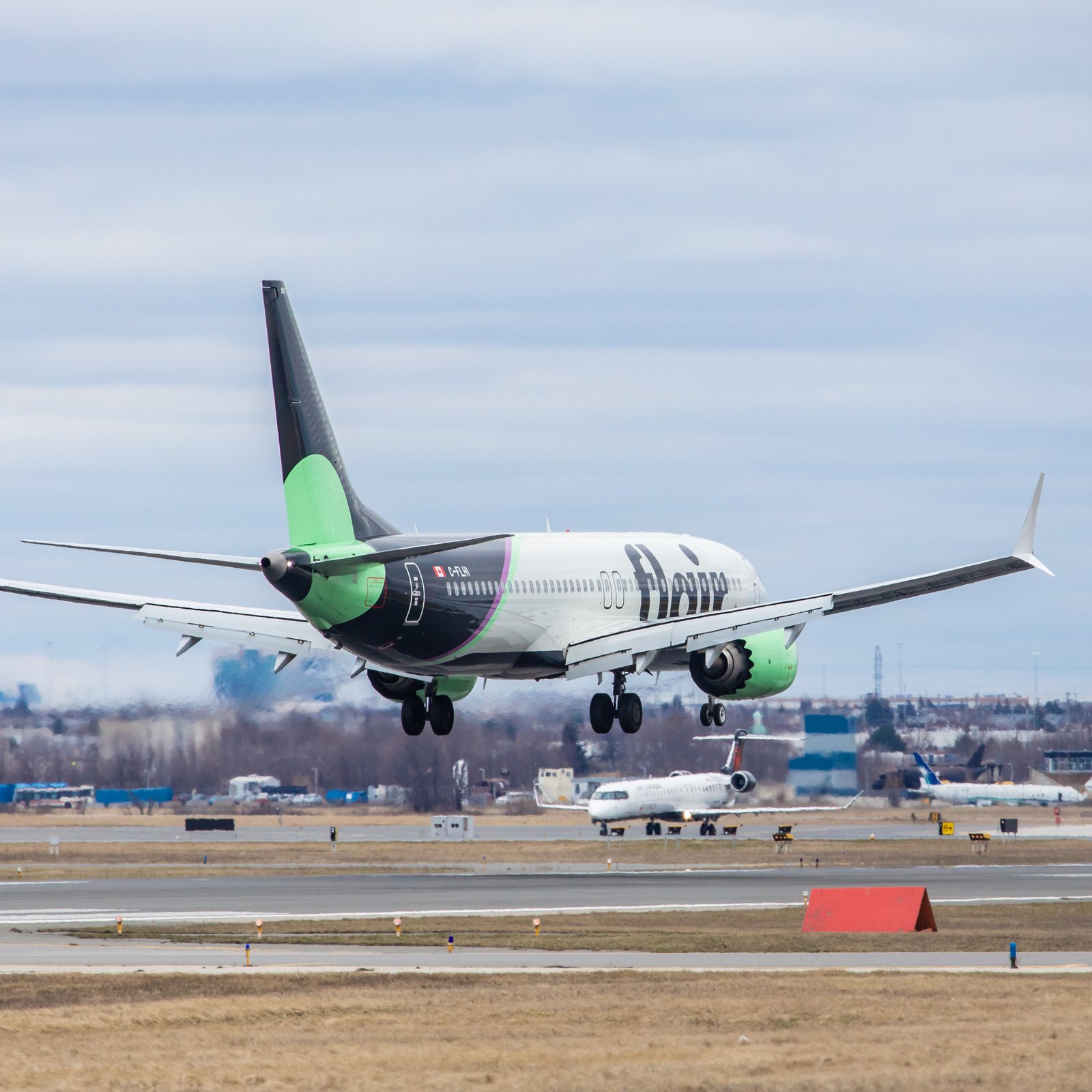 La compagnie aérienne qui offrait les vols les moins chers se retire de Montréal et Québec