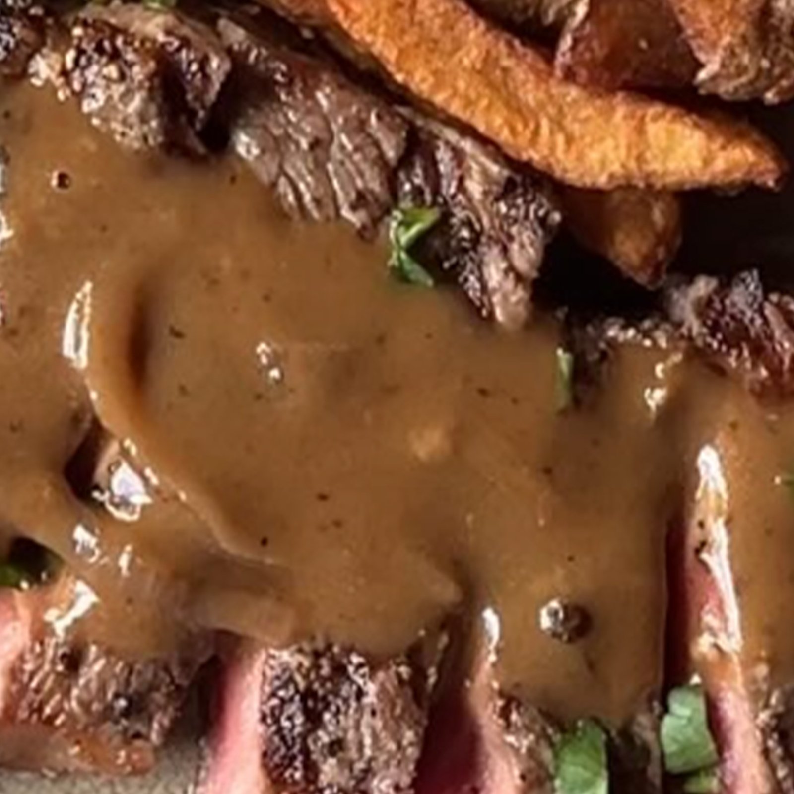 Un restaurant propose du steak frites à volonté à un prix qui fait saliver les Québécois