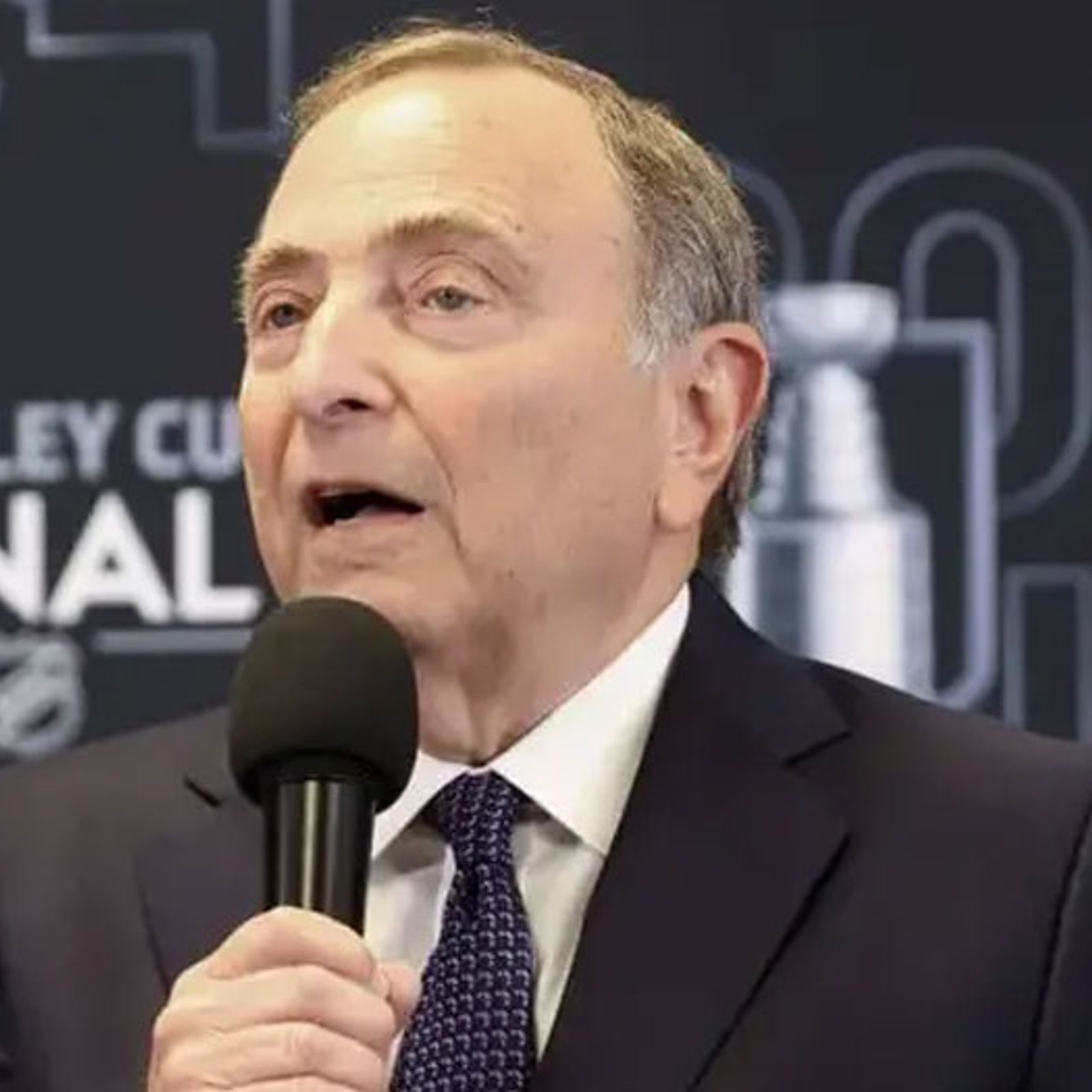 Gary Bettman officially notifies NHL that he will retire