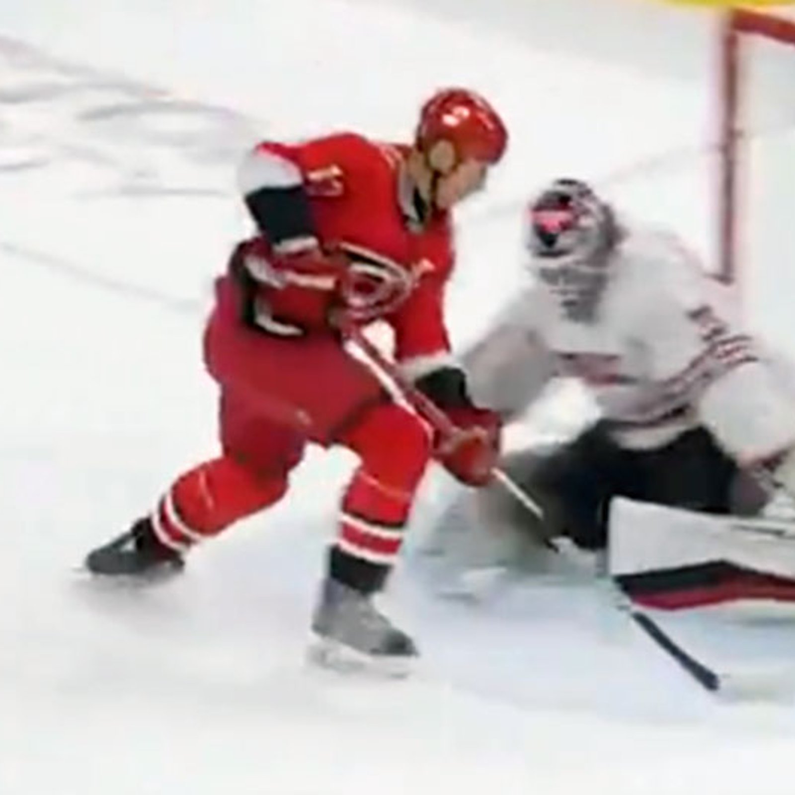 Rod Brind'Amour scores an absolute beauty in Hurricanes' alumni game