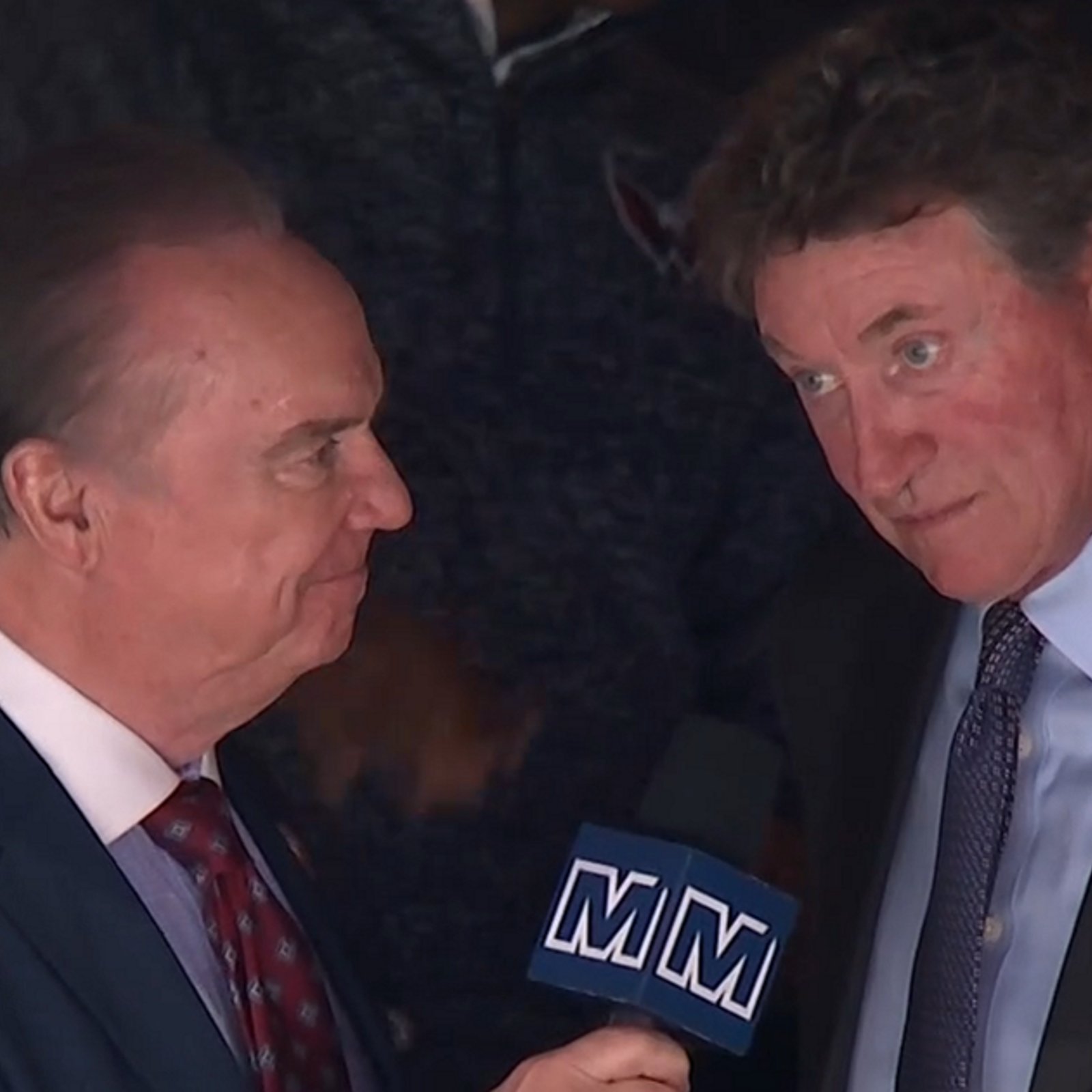Wayne Gretzky shows his true colors the moment Alex Ovechkin ties his record.
