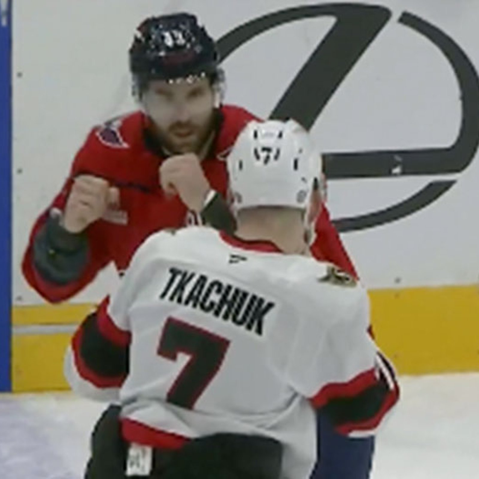 Brady Tkachuk drops Tom Wilson in heavyweight tilt