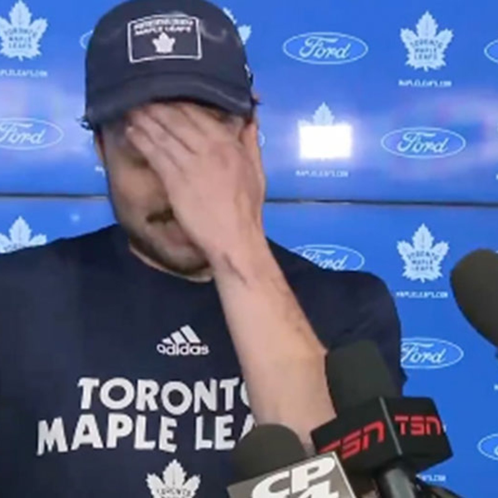 Auston Matthews makes Steve Simmons look like an idiot after stupid question this morning