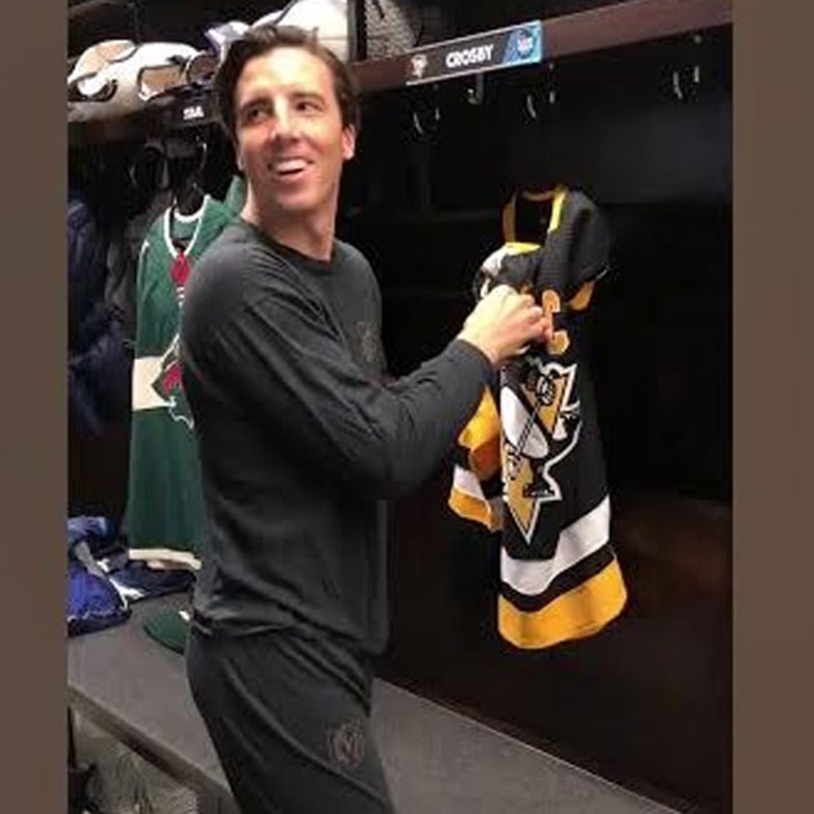 Penguins honor Fleury in the best way possible before his final game in Pittsburgh