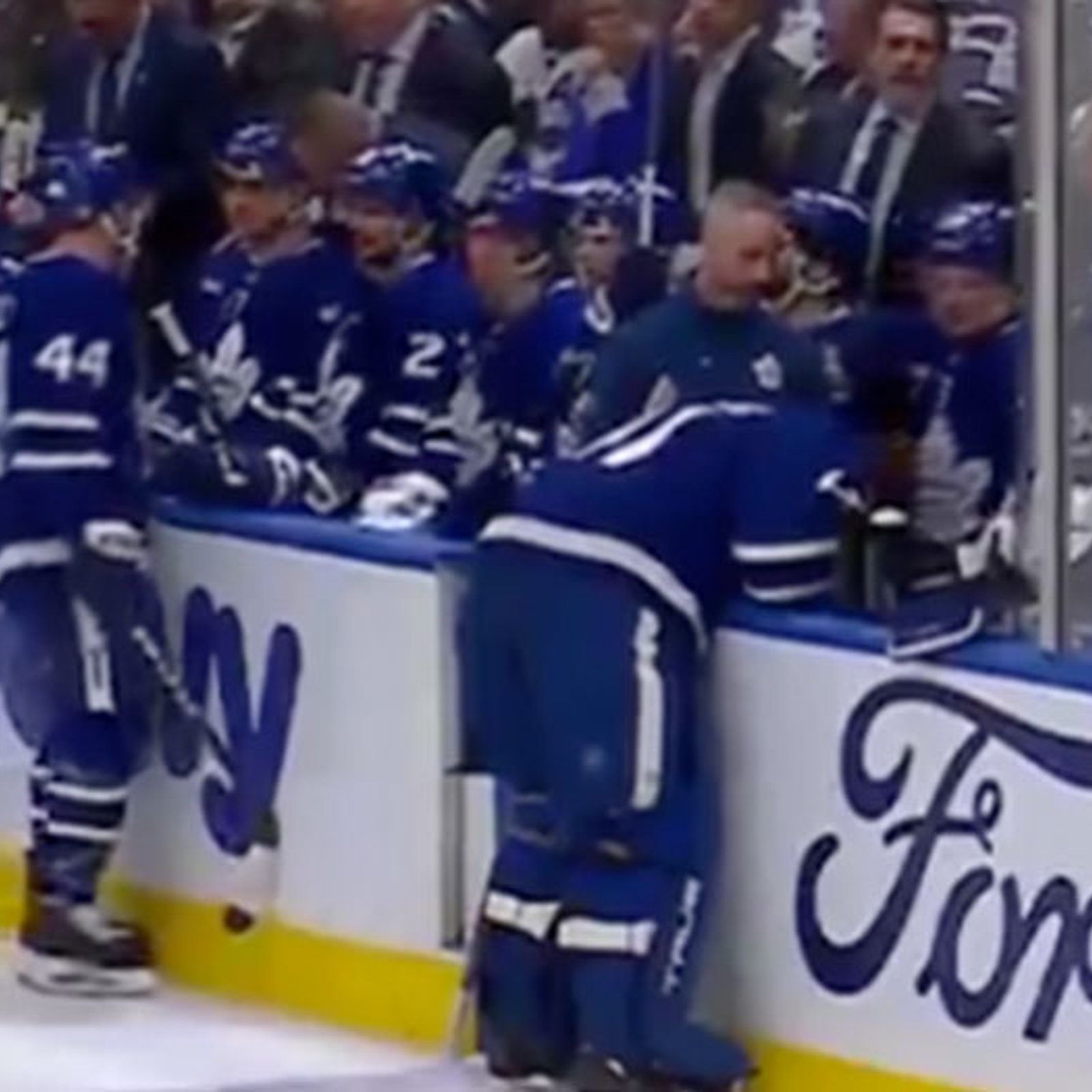 Video shows Anthony Stolarz vomiting on the bench immediately before getting pulled in Game 1