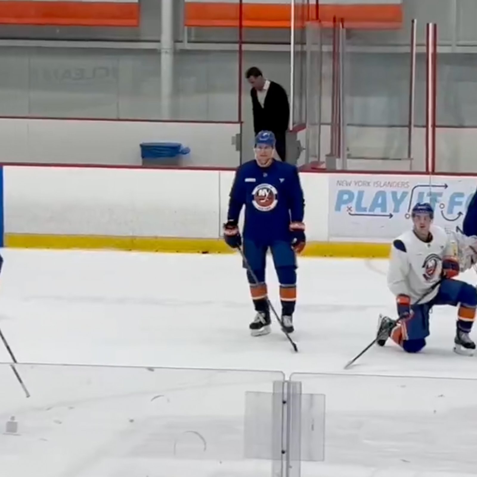 Patrick Roy humiliates his players in front of fans at Islanders’ practice!