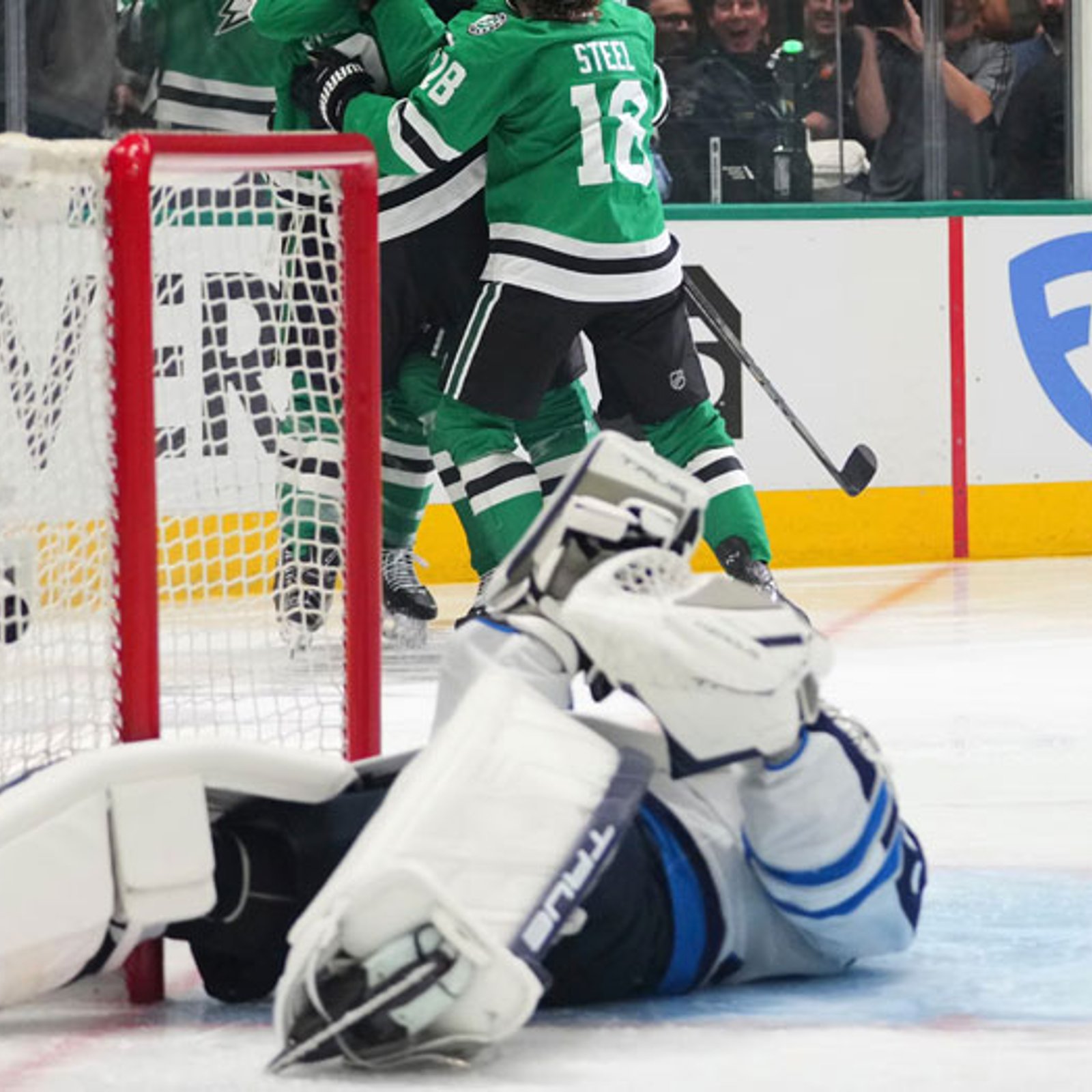 Stars fans serenade Hellebuyck with hilarious chant after goal early in Game 4
