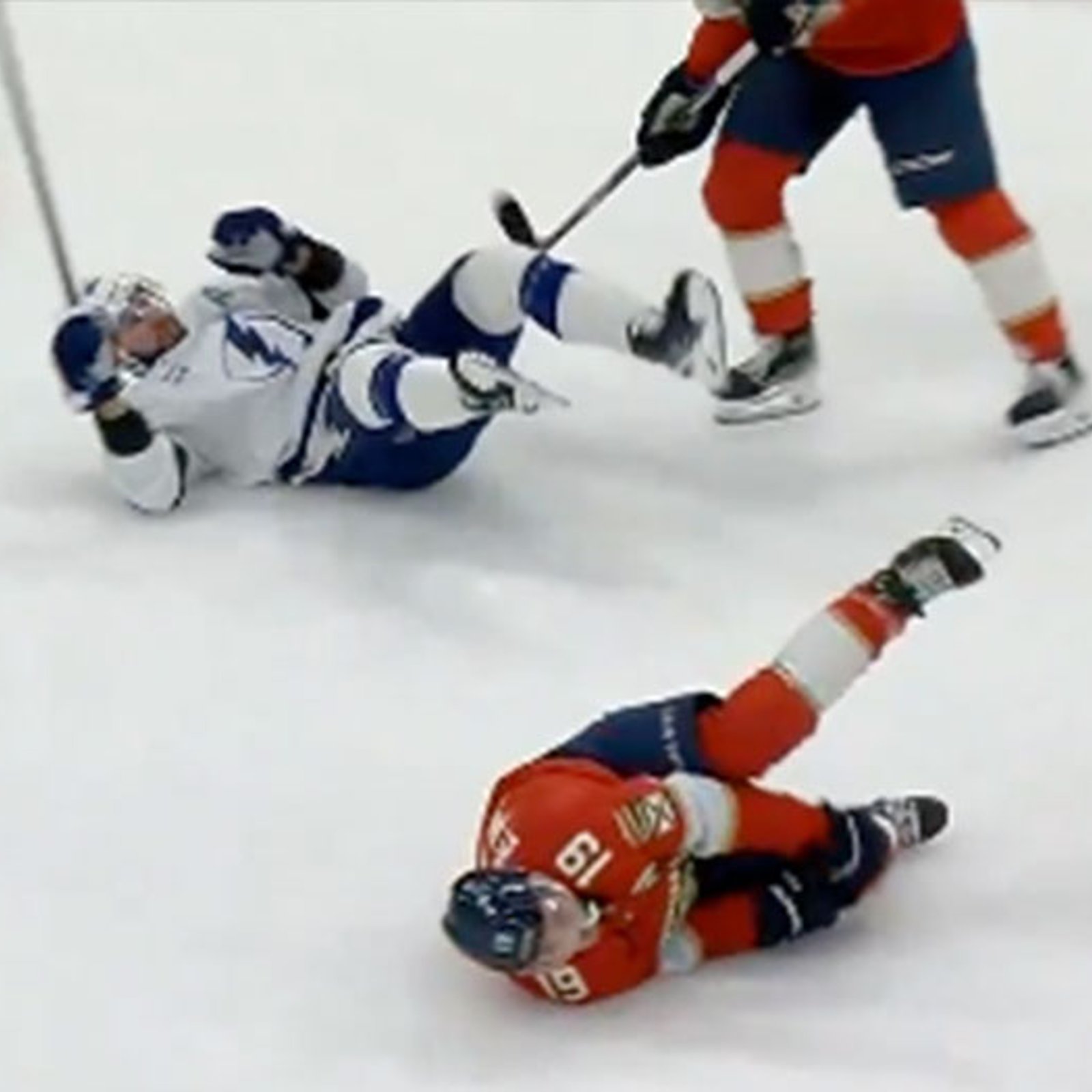 Tkachuk injured and Kucherov gets a game misconduct after brutal knee on knee 