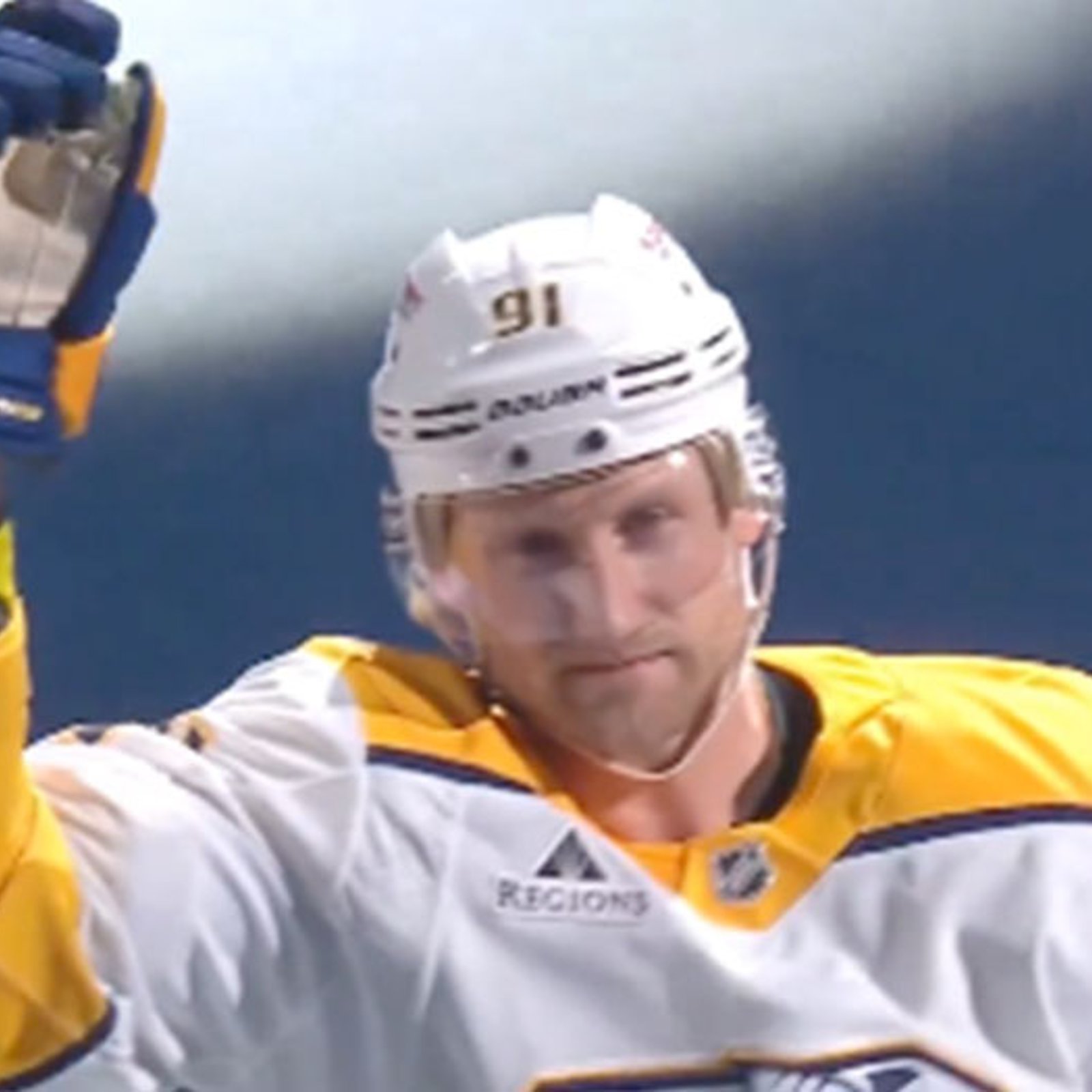 An emotional Steven Stamkos receives a standing ovation in his return to Tampa Bay