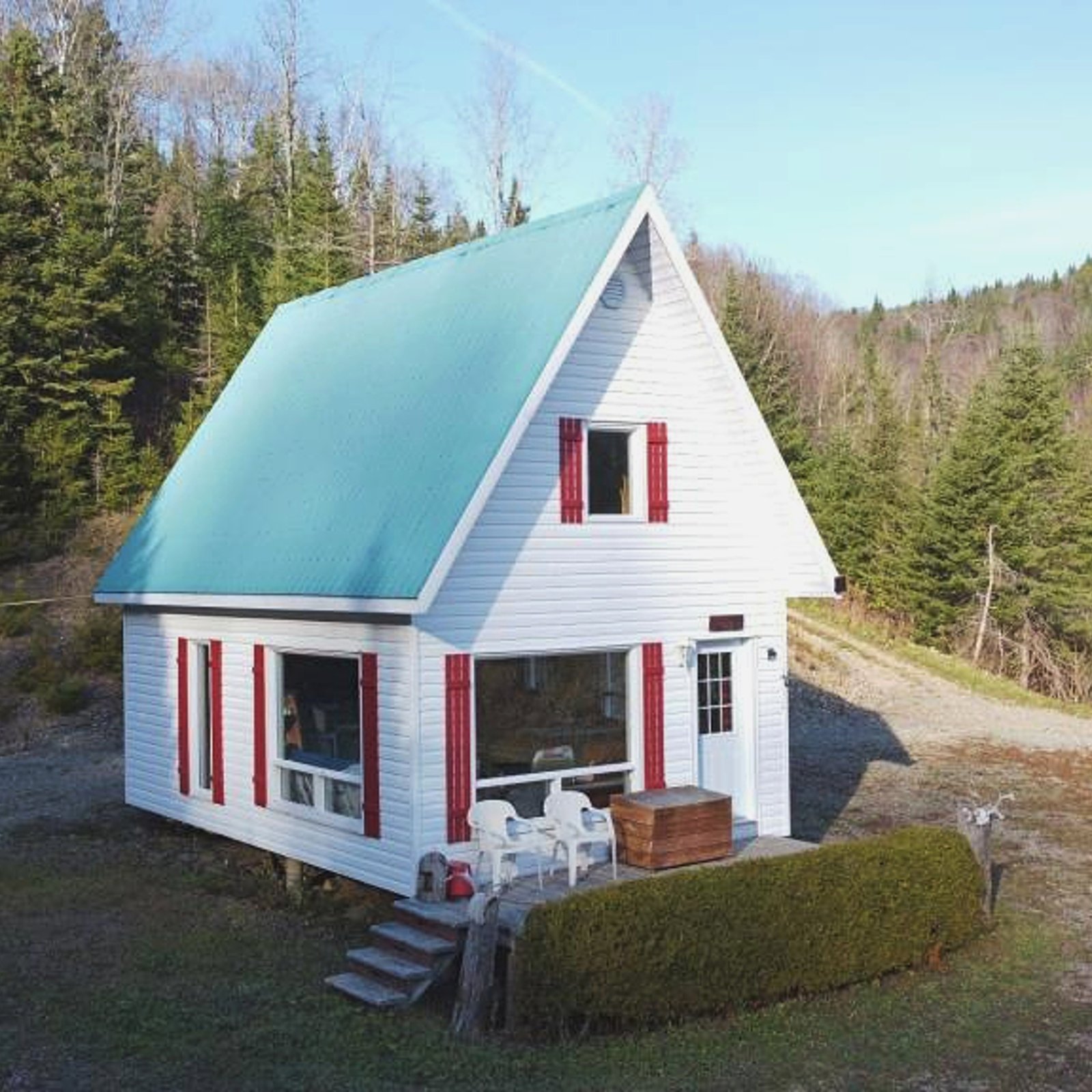  Réfugiez-vous dans l'immensité de la forêt dans ce chalet meublé se vendant 90 000 $