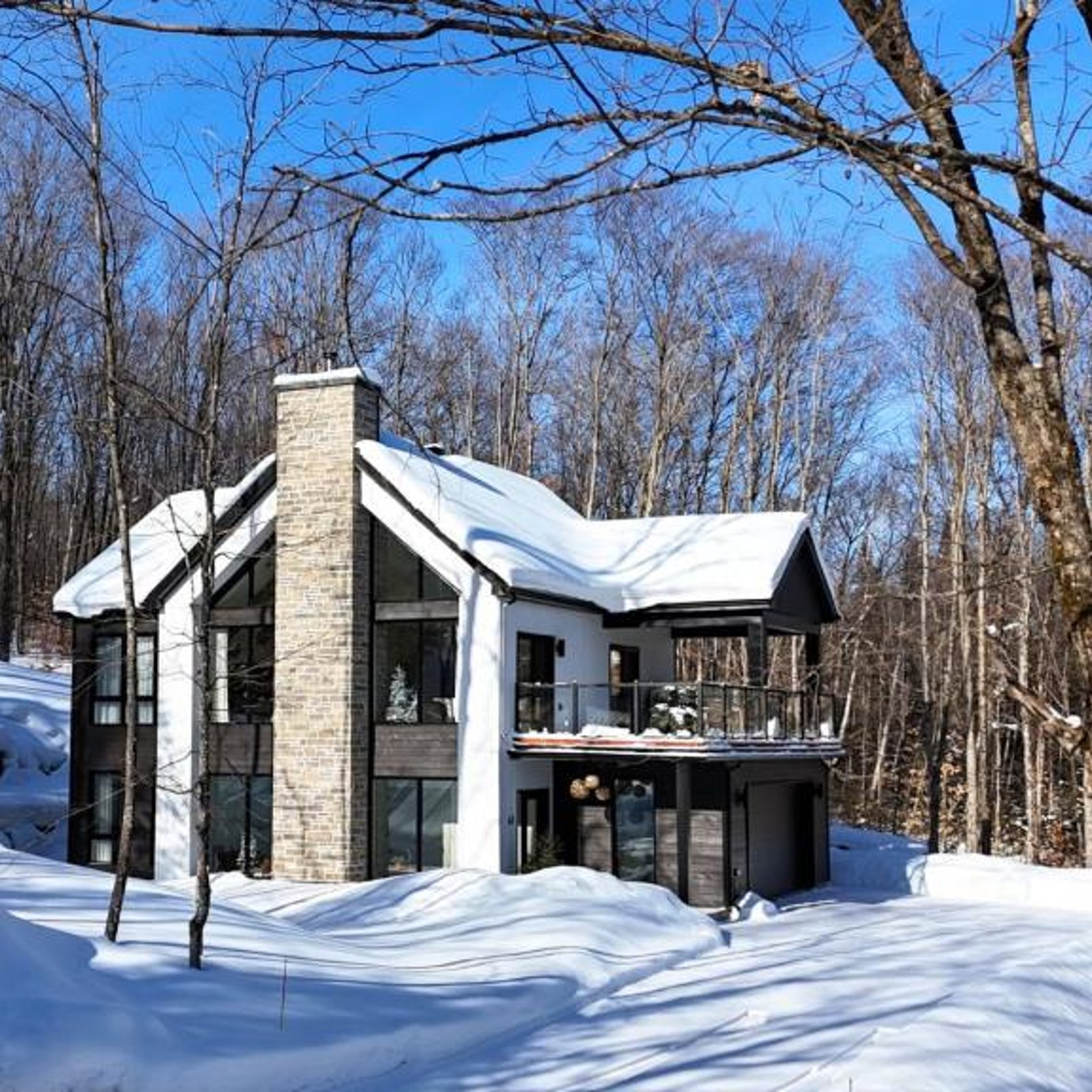 Oasis contemporaine érigée en montagne à quelques pas d'un lac et des pistes de ski