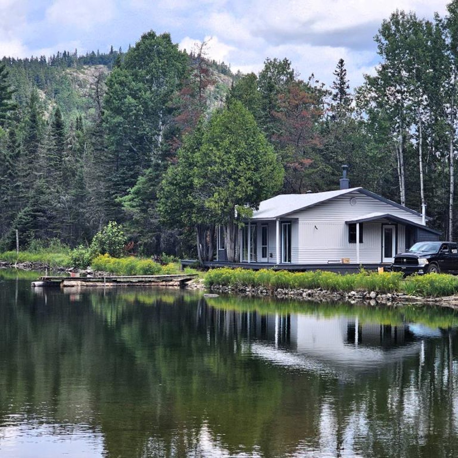 Paisible gîte riverain vendu meublé à 200 000 $ 