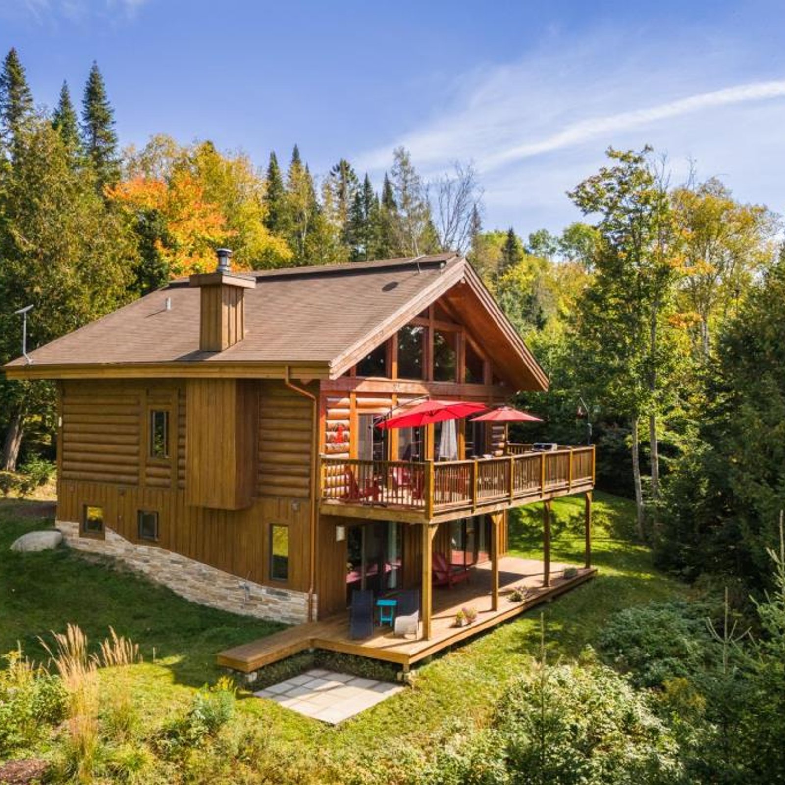 Vendu meublé! Superbe cottage en bois rond niché sur un site digne d'une carte postale