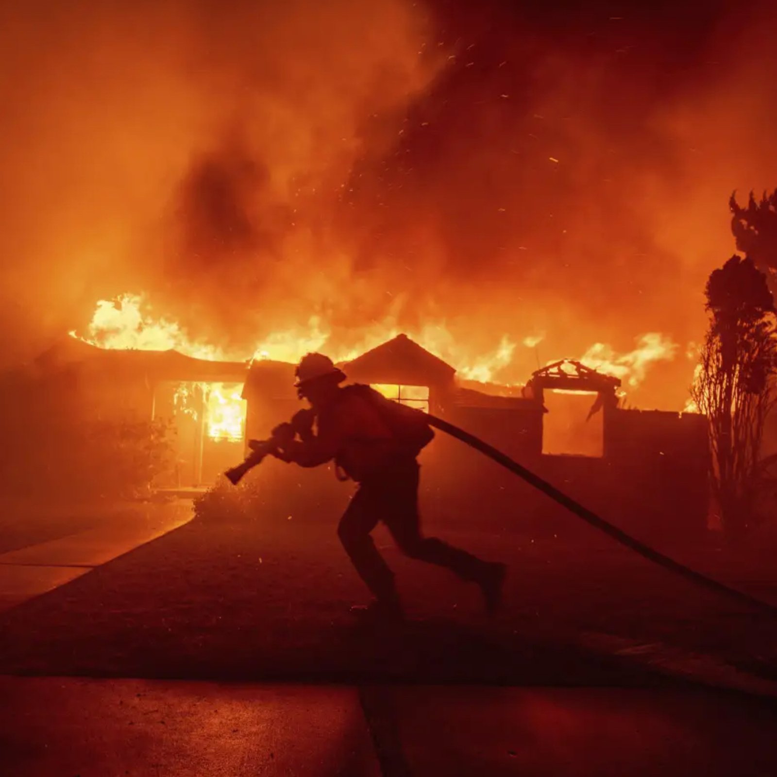 Des célébrités parmi les milliers de personnes évacuées suite aux incendies à Los Angeles