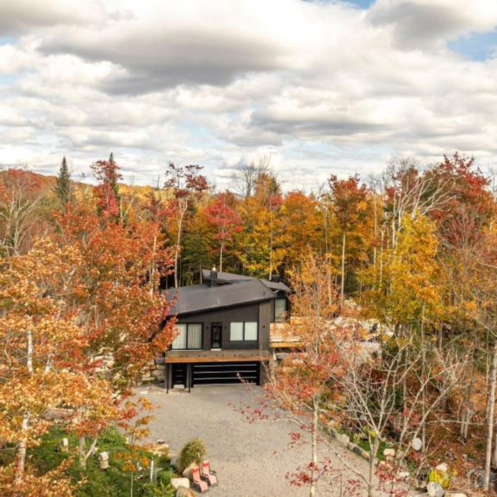 Évasion absolue dans ce paisible sanctuaire de 236 214 pi² à flanc de montagne