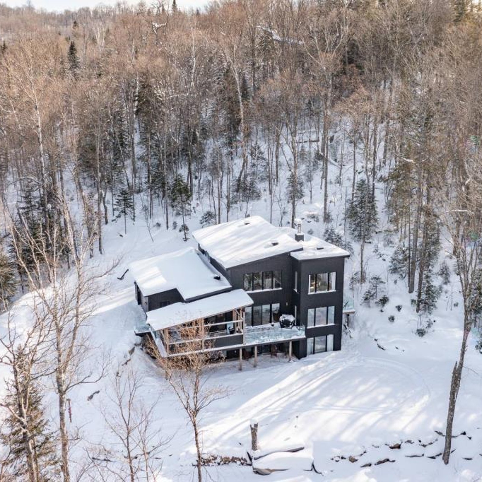 Paradis boisé de 70 485 pi² en montagne à quelques pas d'un lac