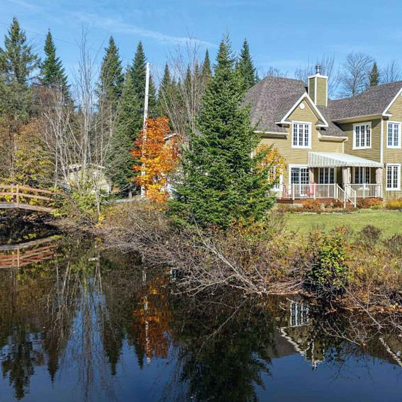 Une vie rêvée au bord de l'eau vous attend dans cet accueillant cottage riverain