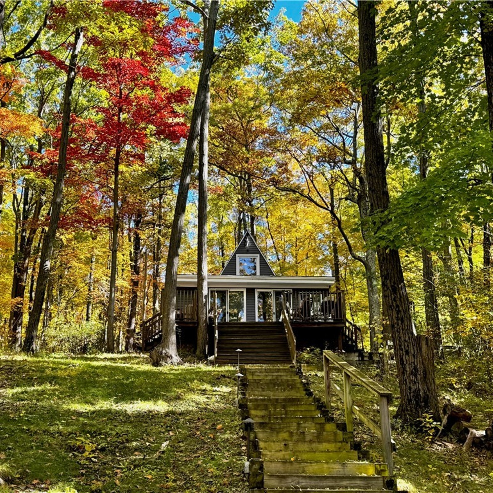 Entièrement meublé! Charmant petit chalet surplombant un paisible plan d'eau