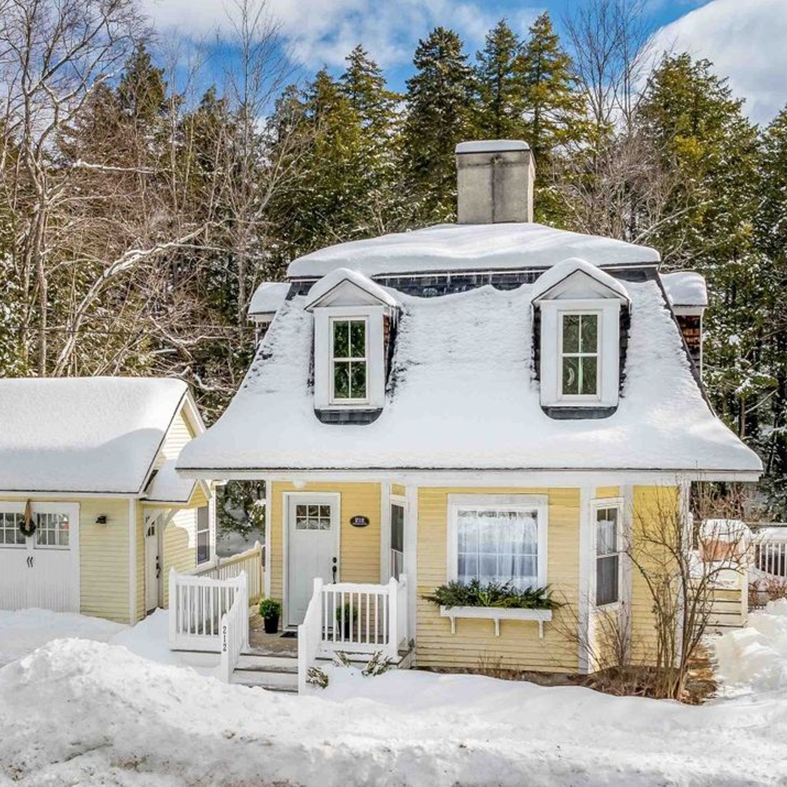 Mignon cottage centenaire dans un décor naturel digne d'une carte postale