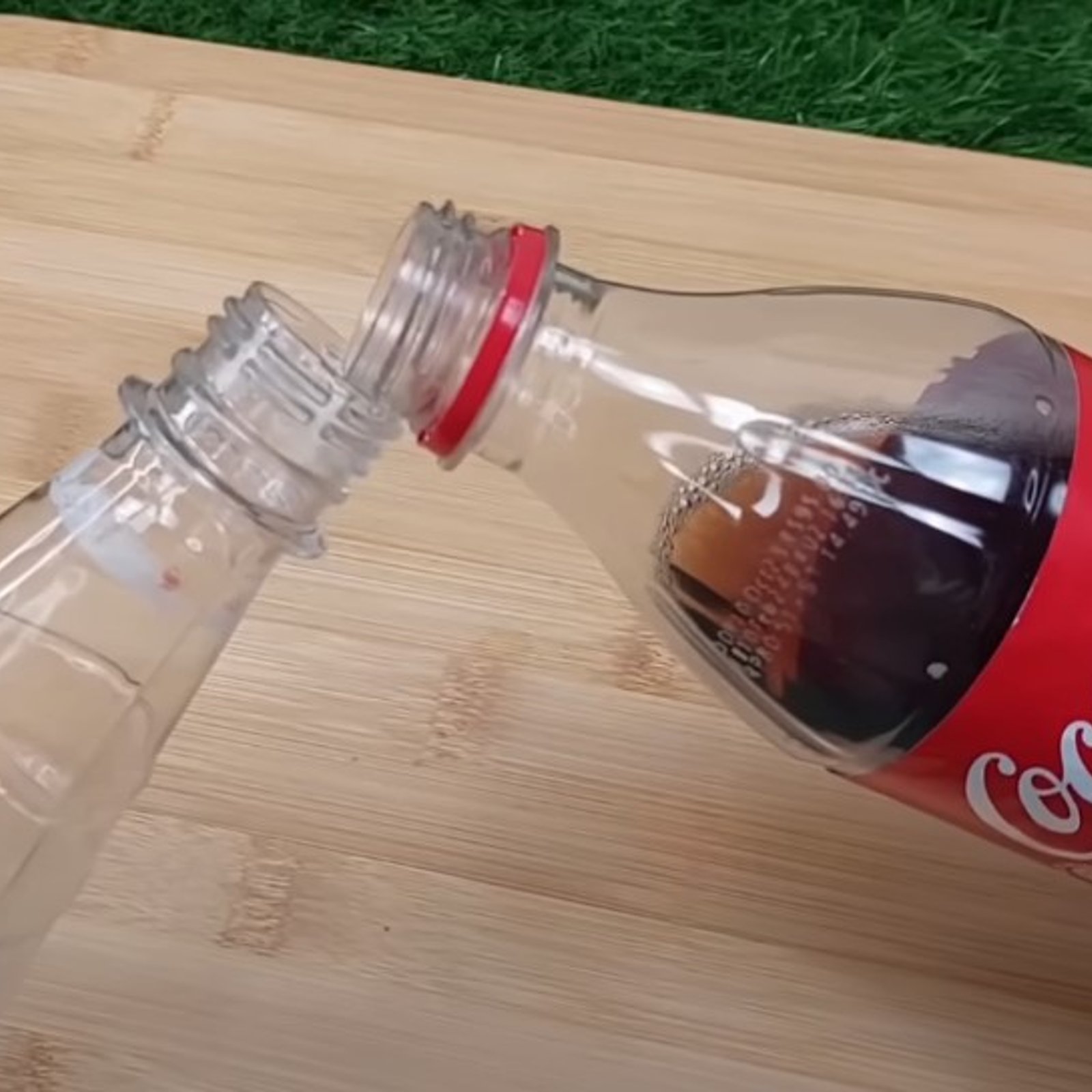 Une maman fait un mélange de Coca-Cola et d’autres ingrédients pour un nettoyage incroyablement efficace