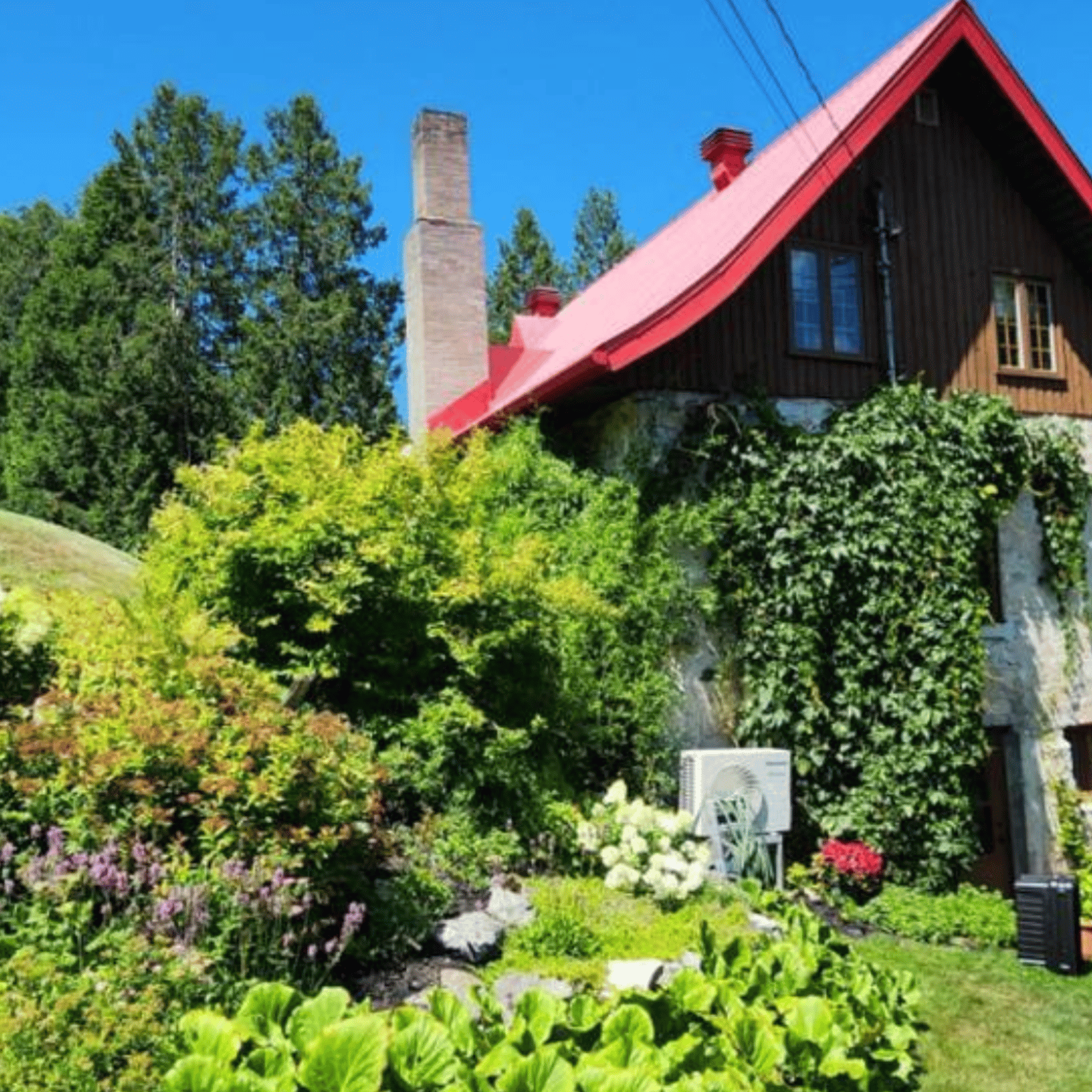 Belle d'autrefois avec petite cabane à sucre au pied d'une chute