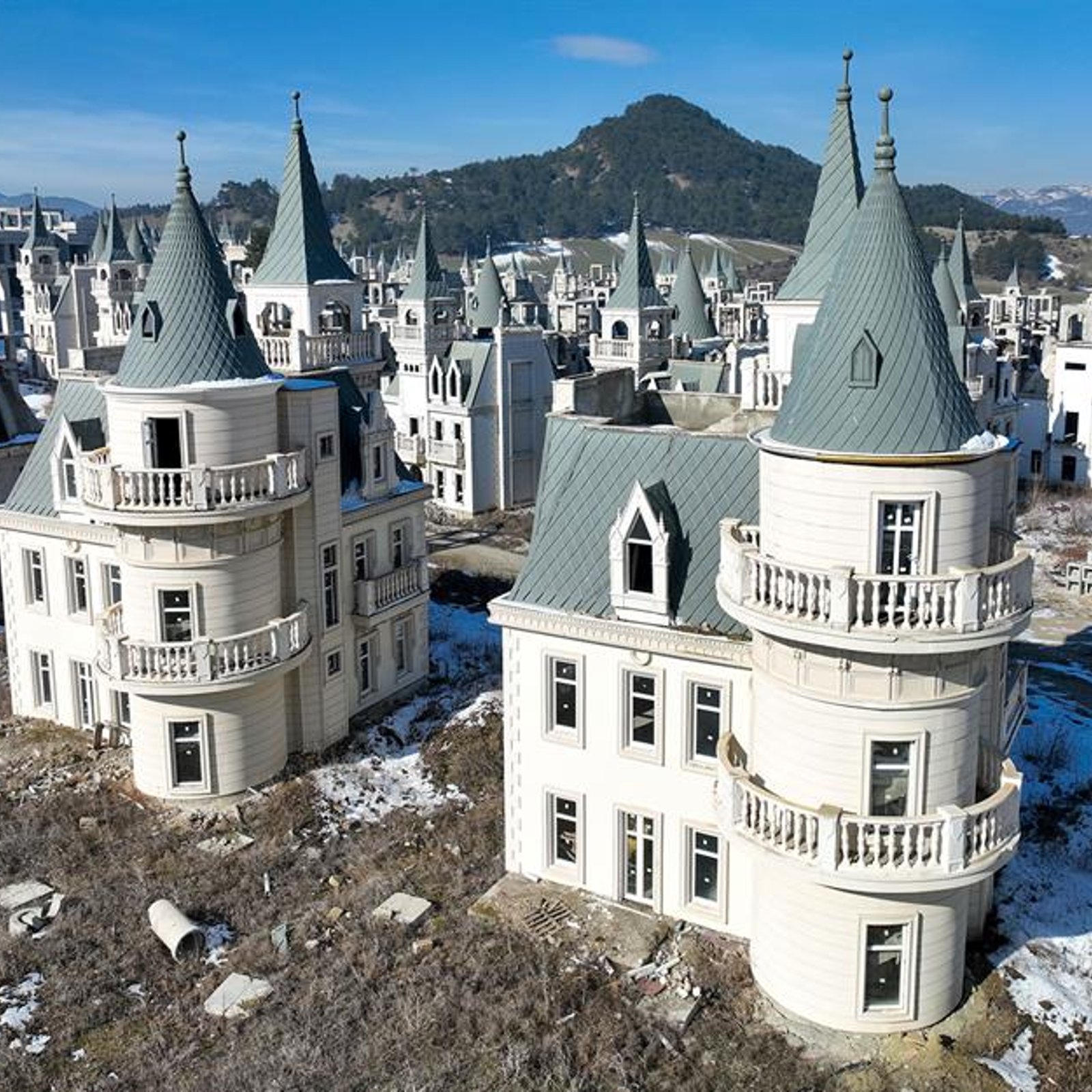 L’étrange histoire d’un village de petits châteaux abandonnés 