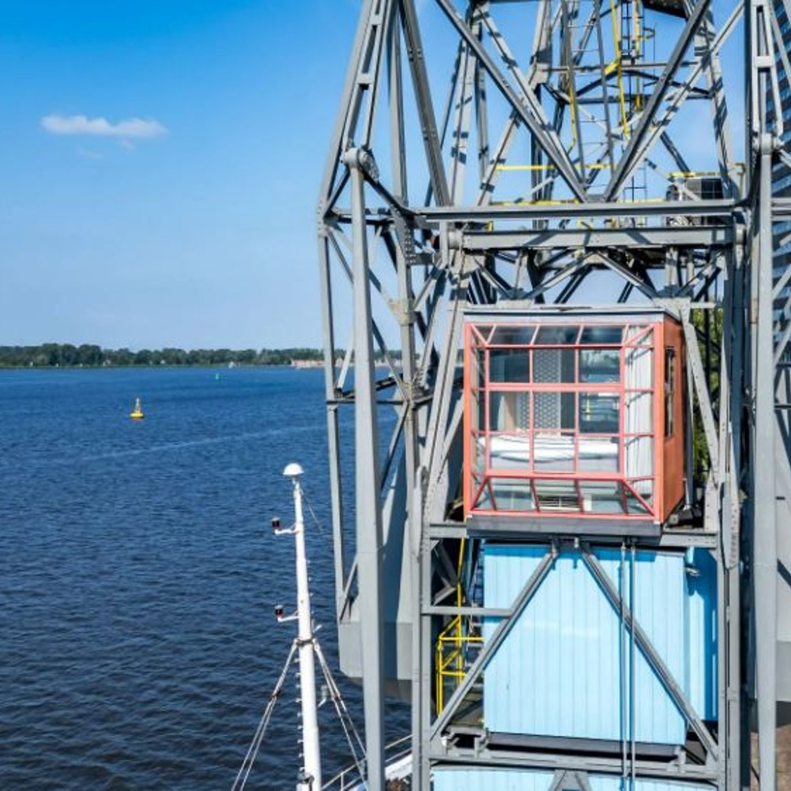 Cette propriété aménagée dans une grue au-dessus de l'eau donne le vertige