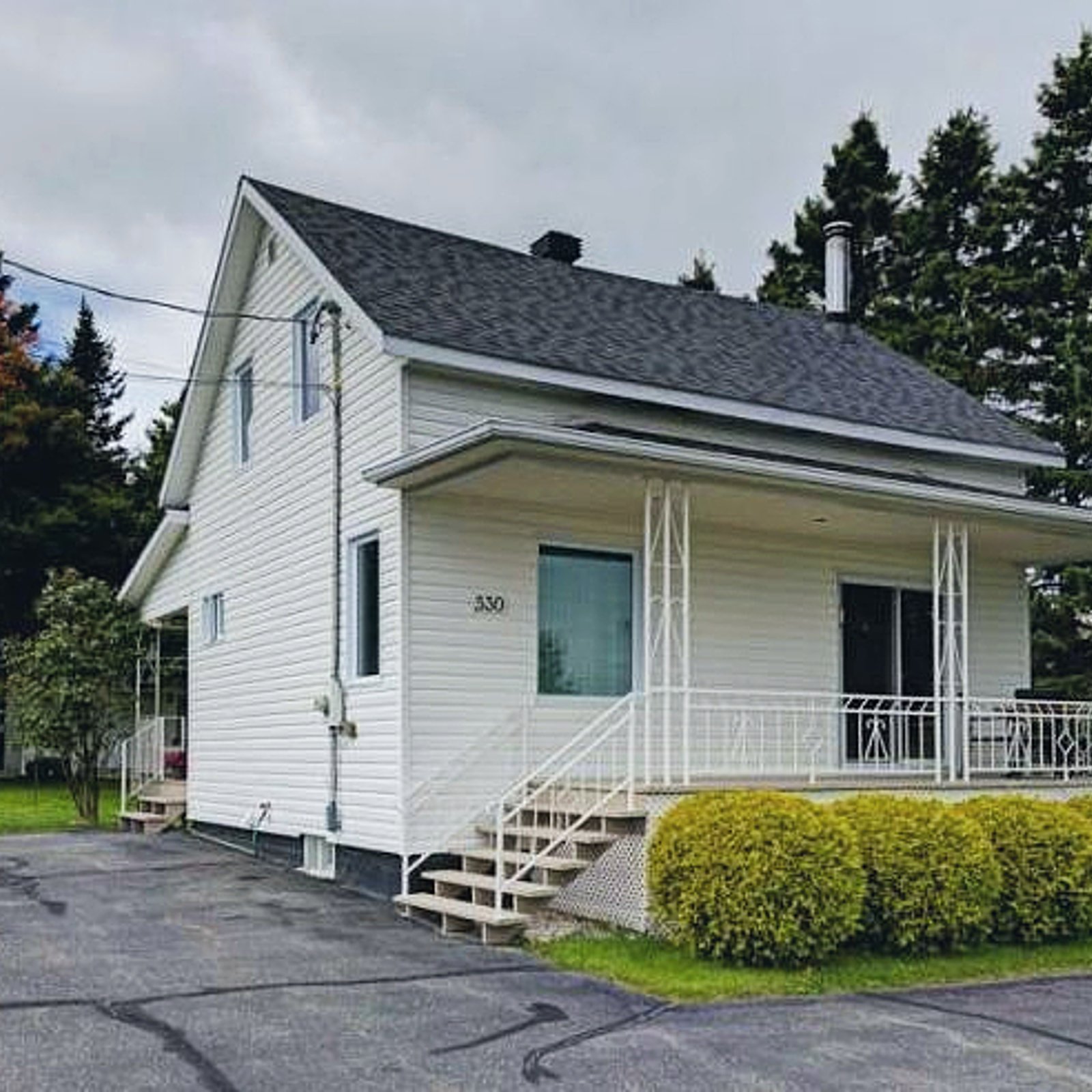 Charmante maison à 129 500 $ avec belle cour intime bordée d'arbres matures