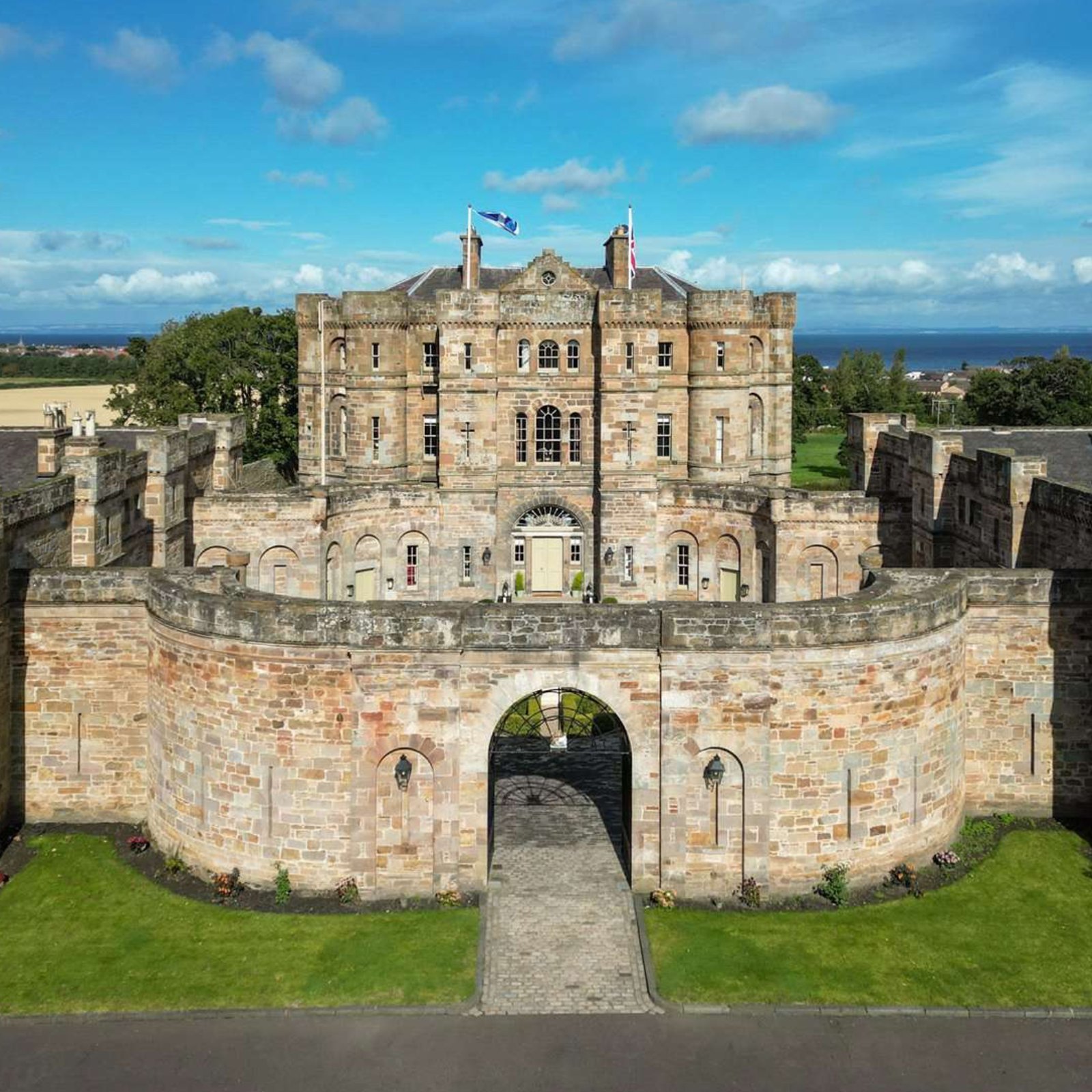 Découvrez l’intérieur surprenant de ce château de 13 chambres à vendre pour 14 millions de dollars