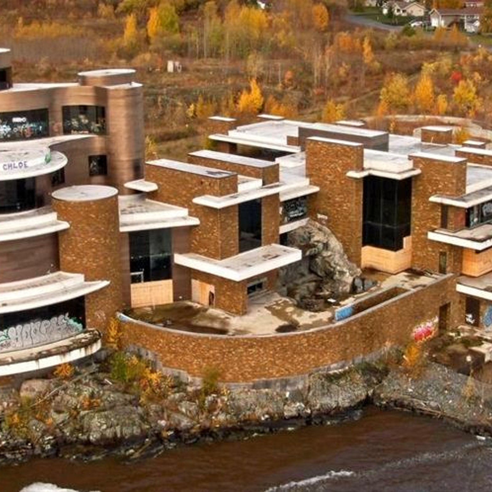 Découvrez l'intérieur de la plus grande maison abandonnée au Canada