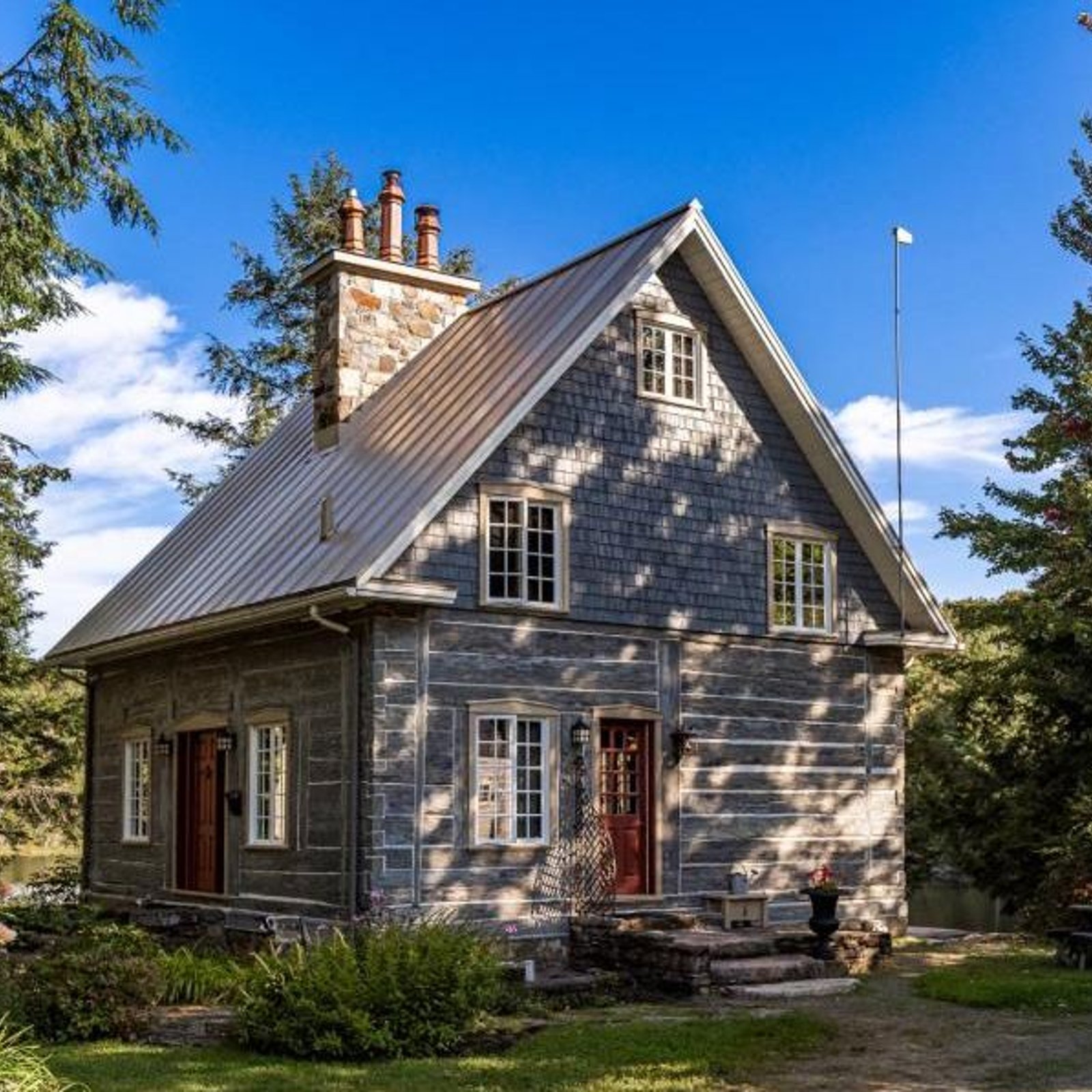 Beauté rustique longeant un lac dans un paradis boisé de plus de 138 acres