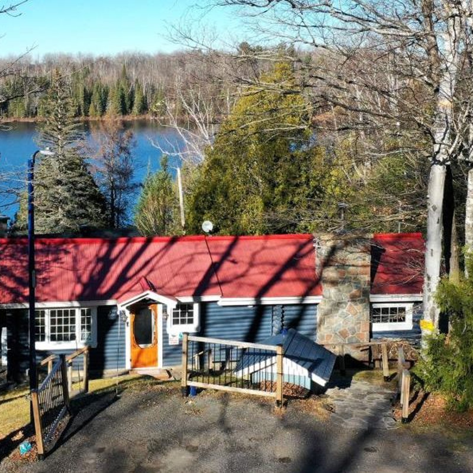 Irrésistible maison en bois rond surplombant un lac à vendre pour 369 900 $