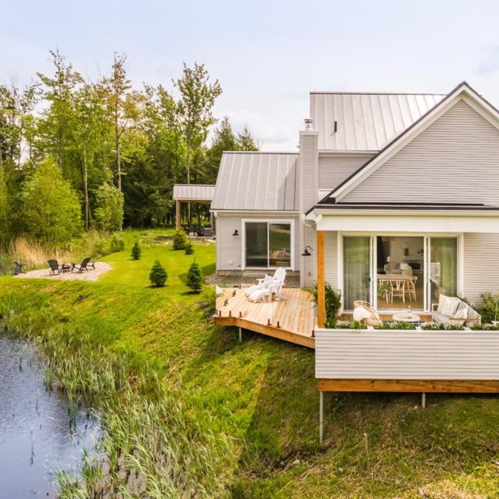 Séduisant cottage inondé de lumière naturelle avec vue imprenable sur l'eau